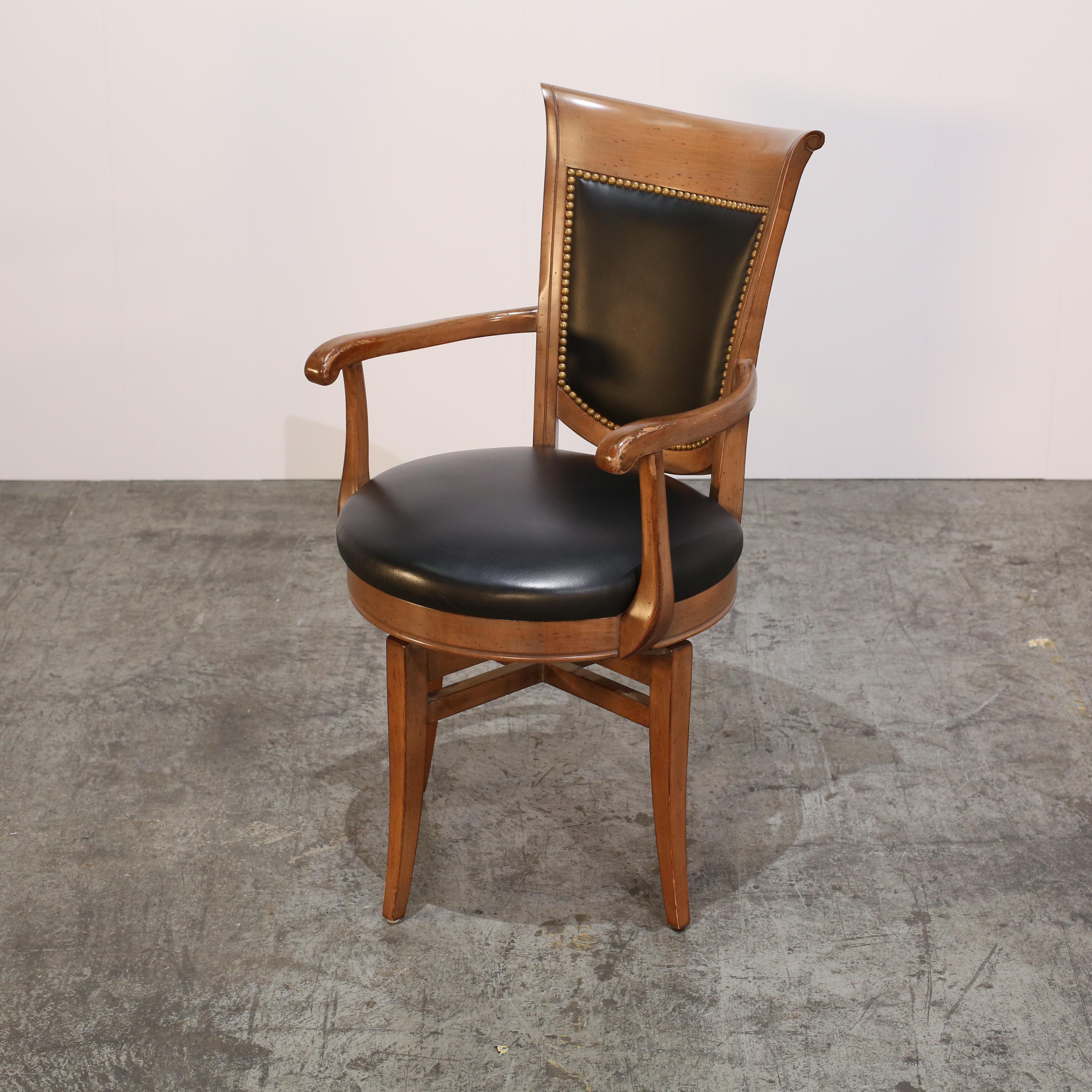 Die ultimative Kombination aus Stil und Funktionalität - der Vision Swivel Chair von Roche Bobois. Dieser elegante und moderne Schreibtischstuhl verfügt über ein einzigartiges Drehgestell, das eine einfache Bewegung und Flexibilität bei der Arbeit