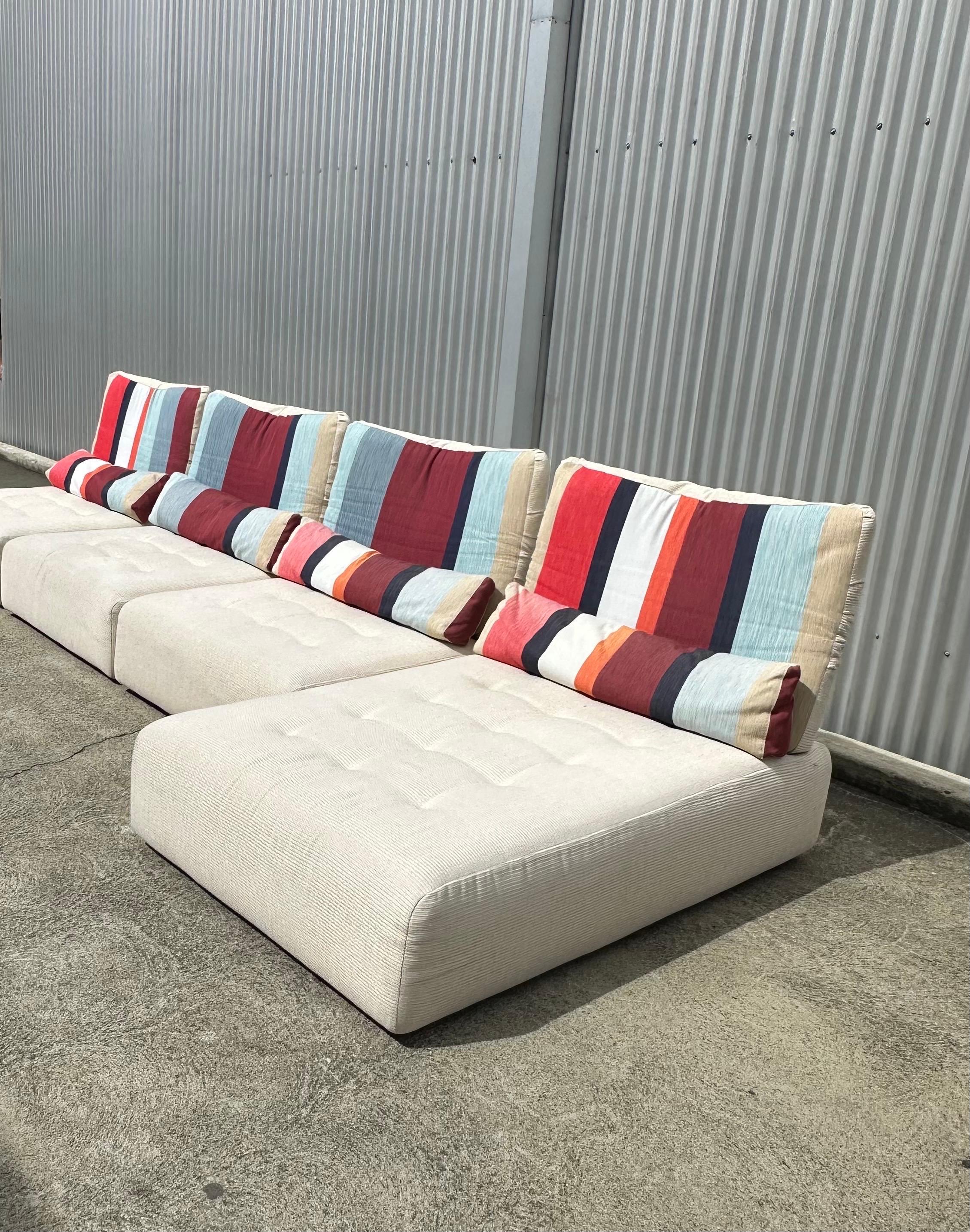 Increíble Roche Bobois Voyage Immobile Sofá de cuatro piezas de Kenzo Takada ca. Finales de los 90 Tapizado a medida. 