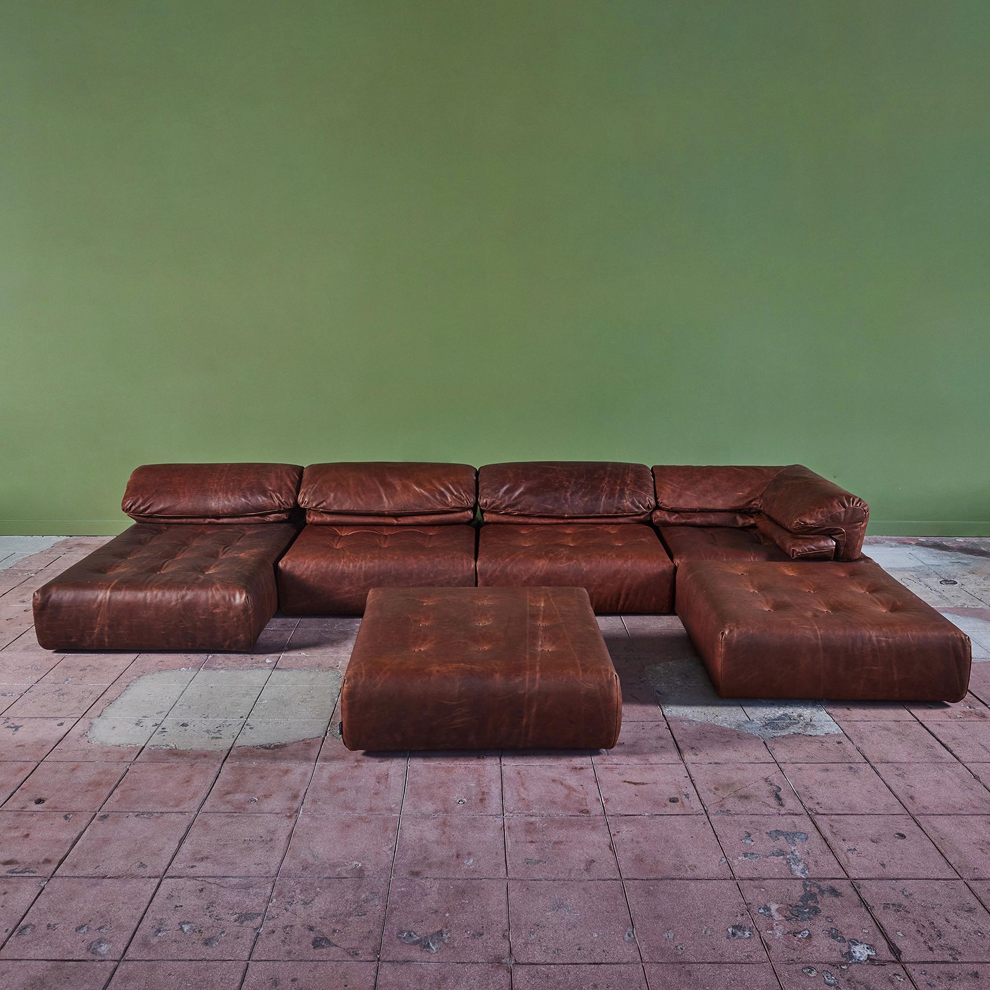 Canapé modulable en cuir brun Roche Bobois. Cet exemple, fabriqué en Italie, se compose de trois sièges avec dossier, d'une chaise longue et de deux ottomans permettant de créer plusieurs variantes d'assise. Le nouveau canapé est doté d'une assise