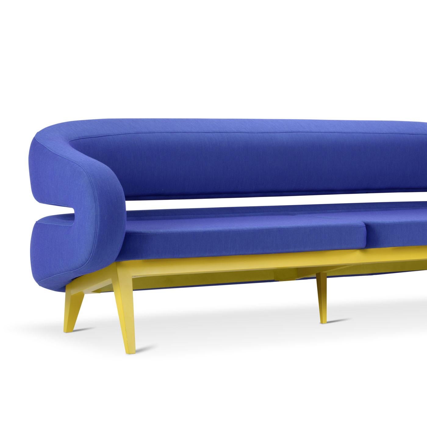 Avec son design futuriste, ce canapé est doté d'une base en bois de hêtre et disponible en plusieurs finitions. Le canapé s'adapte à tous les besoins grâce à son assise indéformable rembourrée en mousse de polyuréthane de différentes densités. Ce