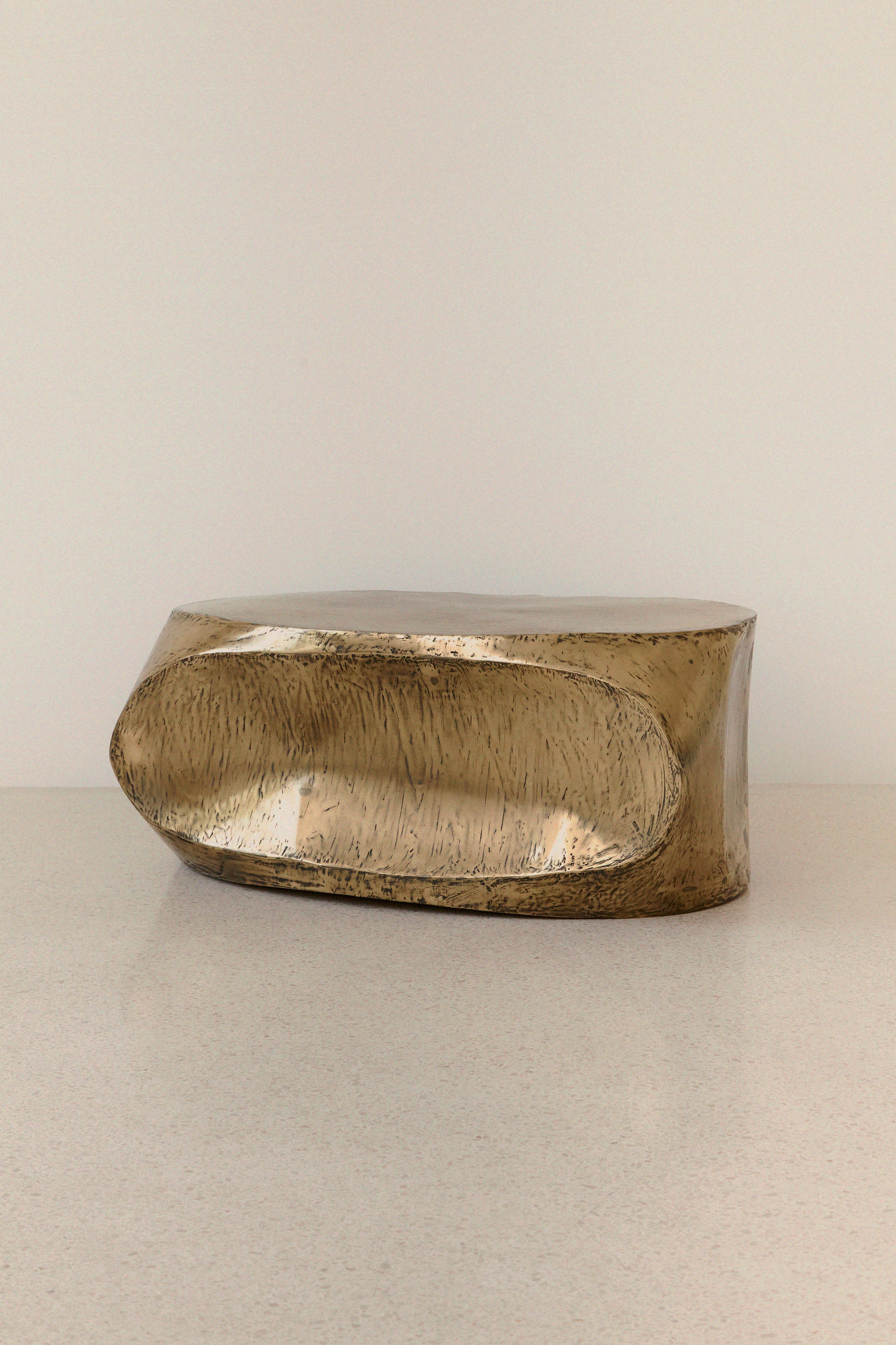 Mesa Decorativa Rocher Mediana de Resina de Latón sobre Inox by Atelier Ellery
Edición limitada de 8 piezas.
Dimensiones: P 65 x An 100 x Al 45 cm.
Materiales: Resina de latón sobre acero inoxidable.

Disponible en distintos acabados y materiales.