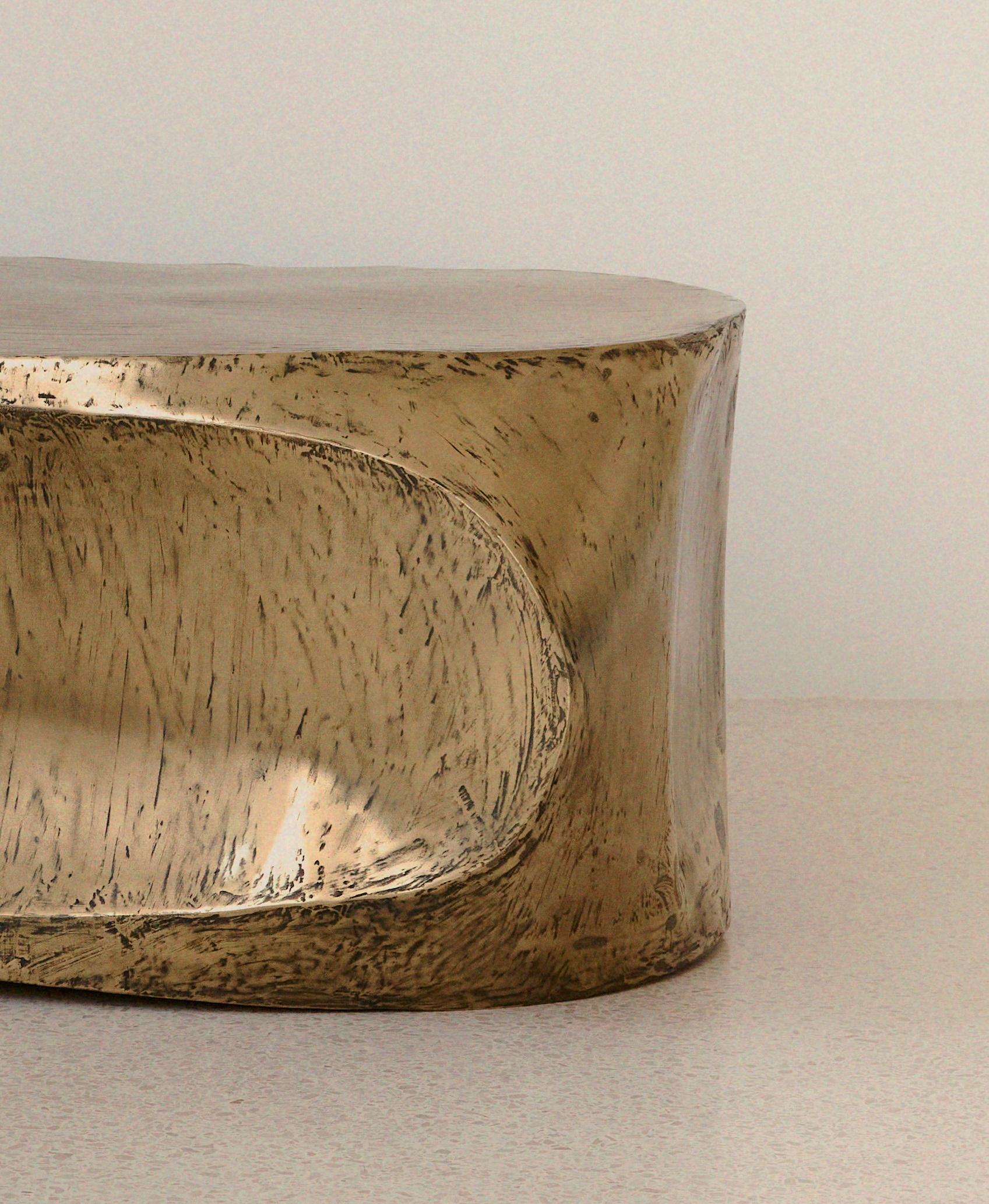 Mesa Decorativa Rocher Mediana de Resina de Latón sobre Inox by Atelier Ellery Posmoderno en venta