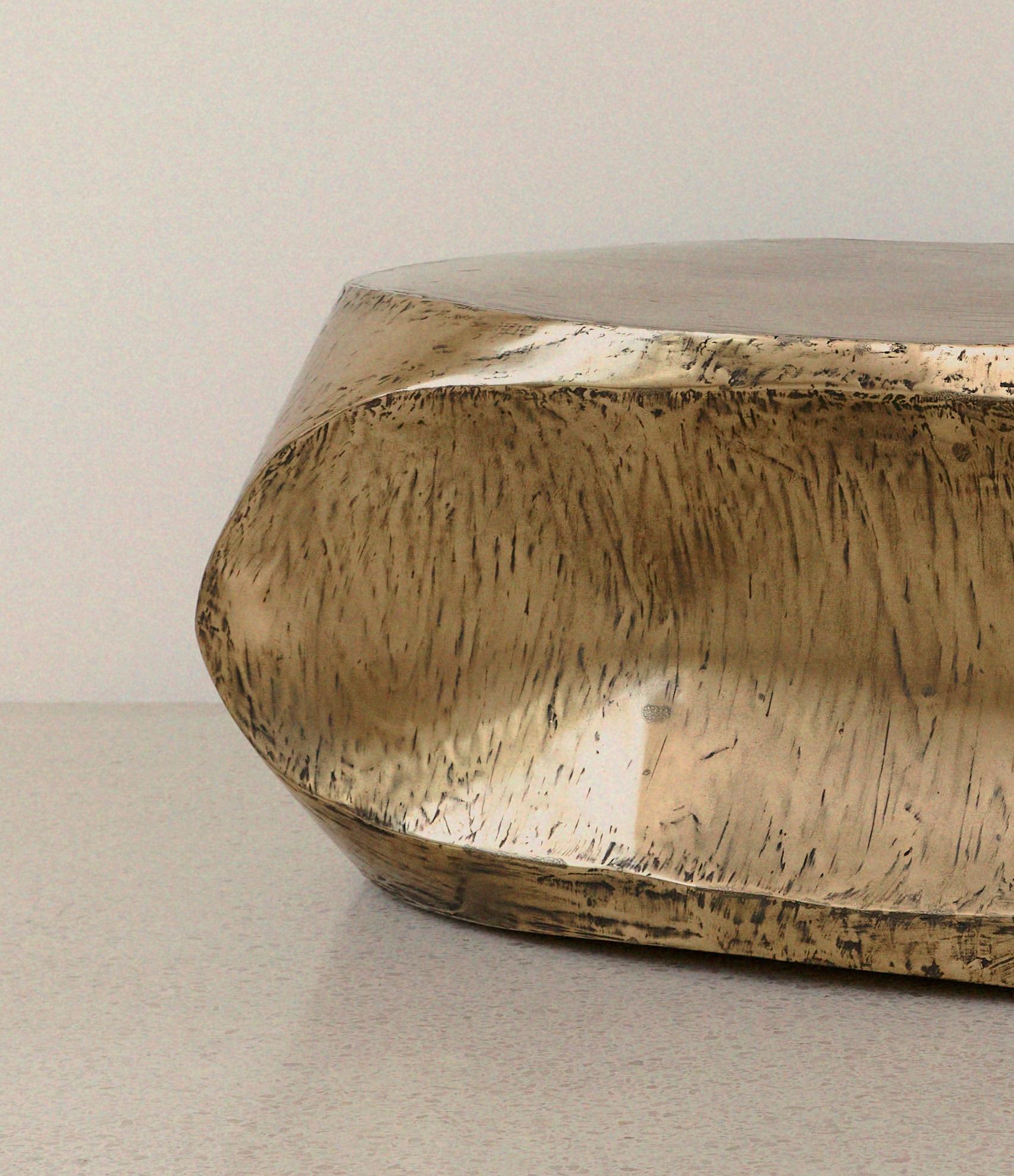 Mesa Decorativa Rocher Mediana de Resina de Latón sobre Inox by Atelier Ellery Francés en venta