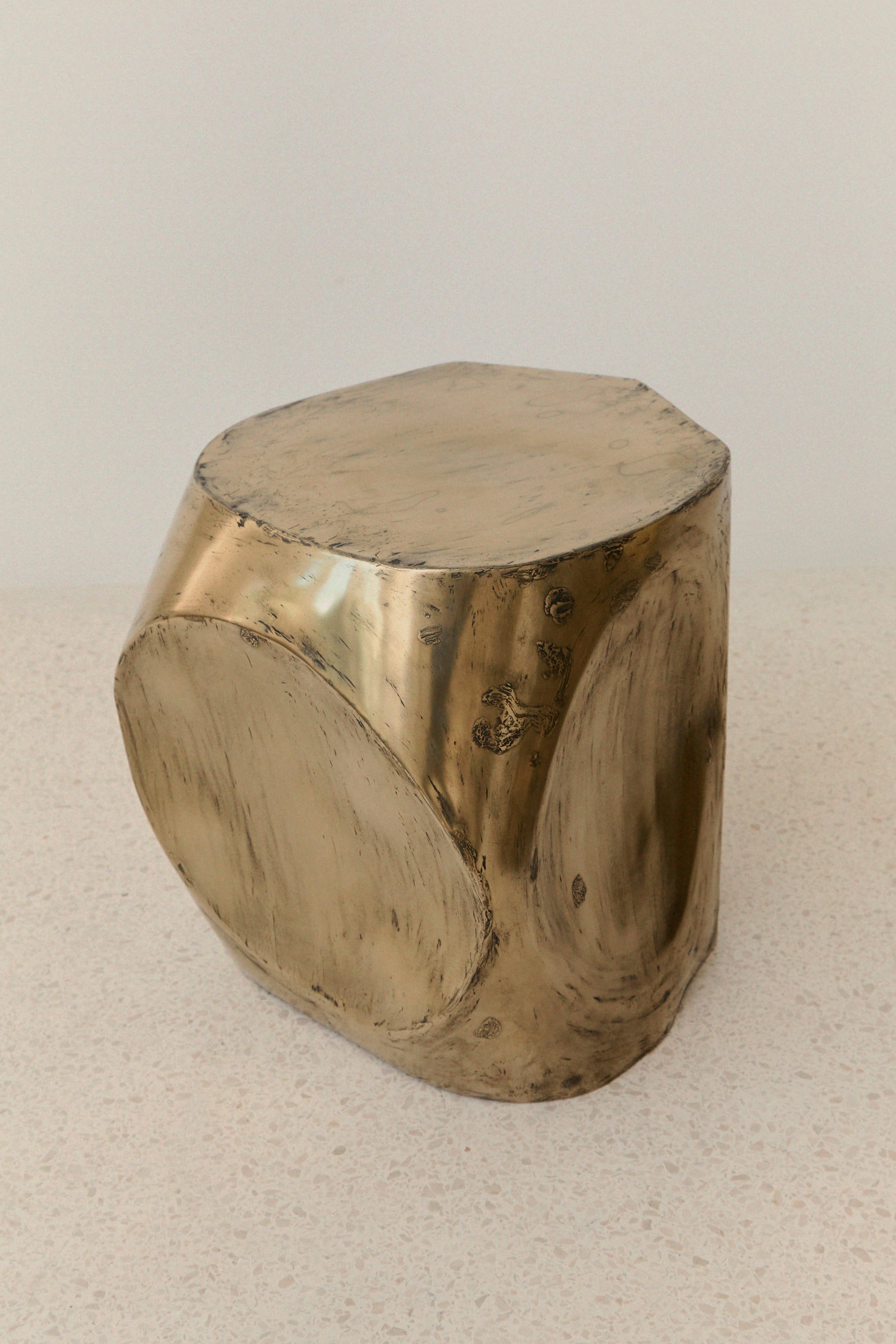 Mesa decorativa auxiliar pequeña Rocher de resina de latón sobre inox by Atelier Ellery Posmoderno en venta