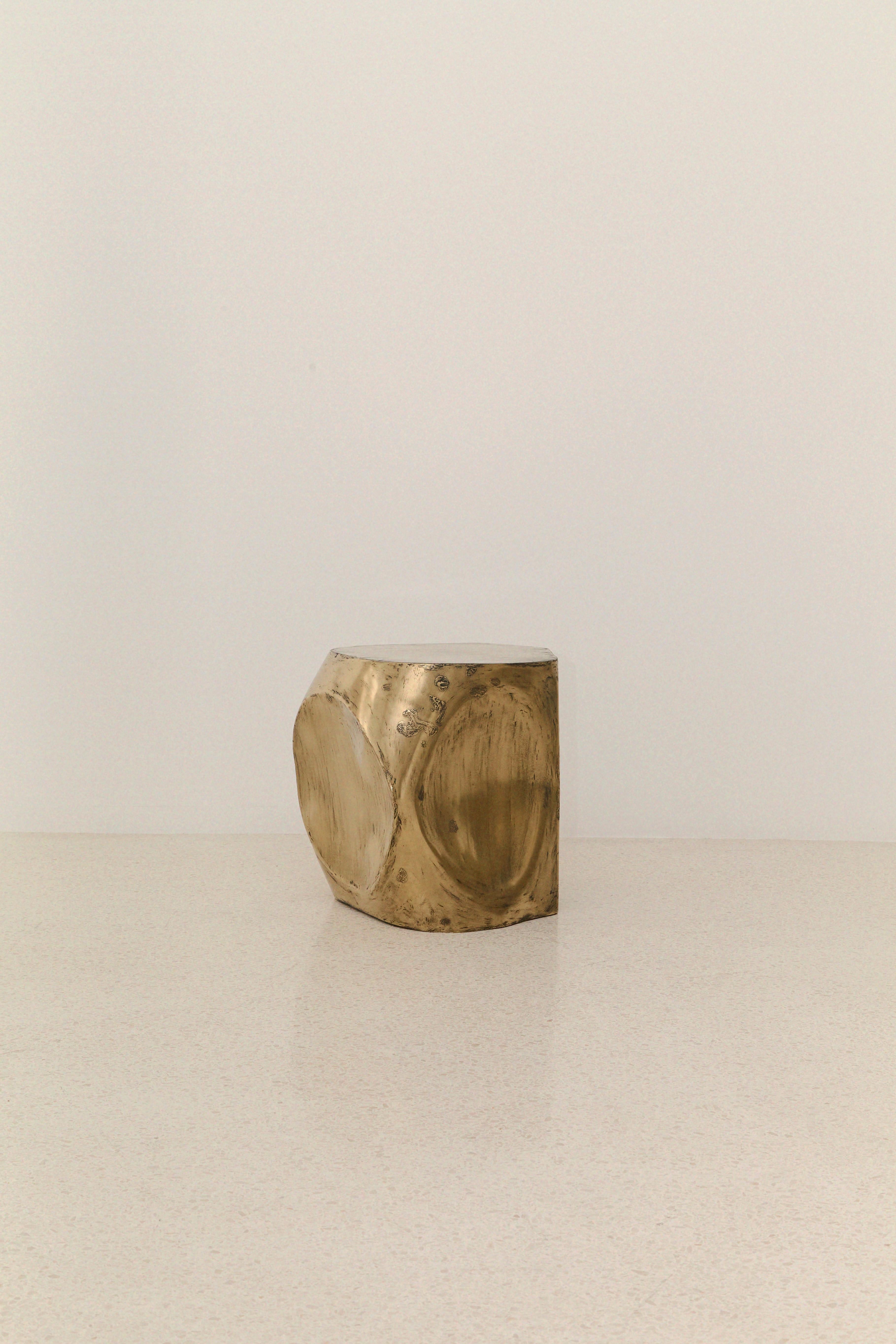 Mesa decorativa auxiliar pequeña Rocher de resina de latón sobre inox by Atelier Ellery Francés en venta