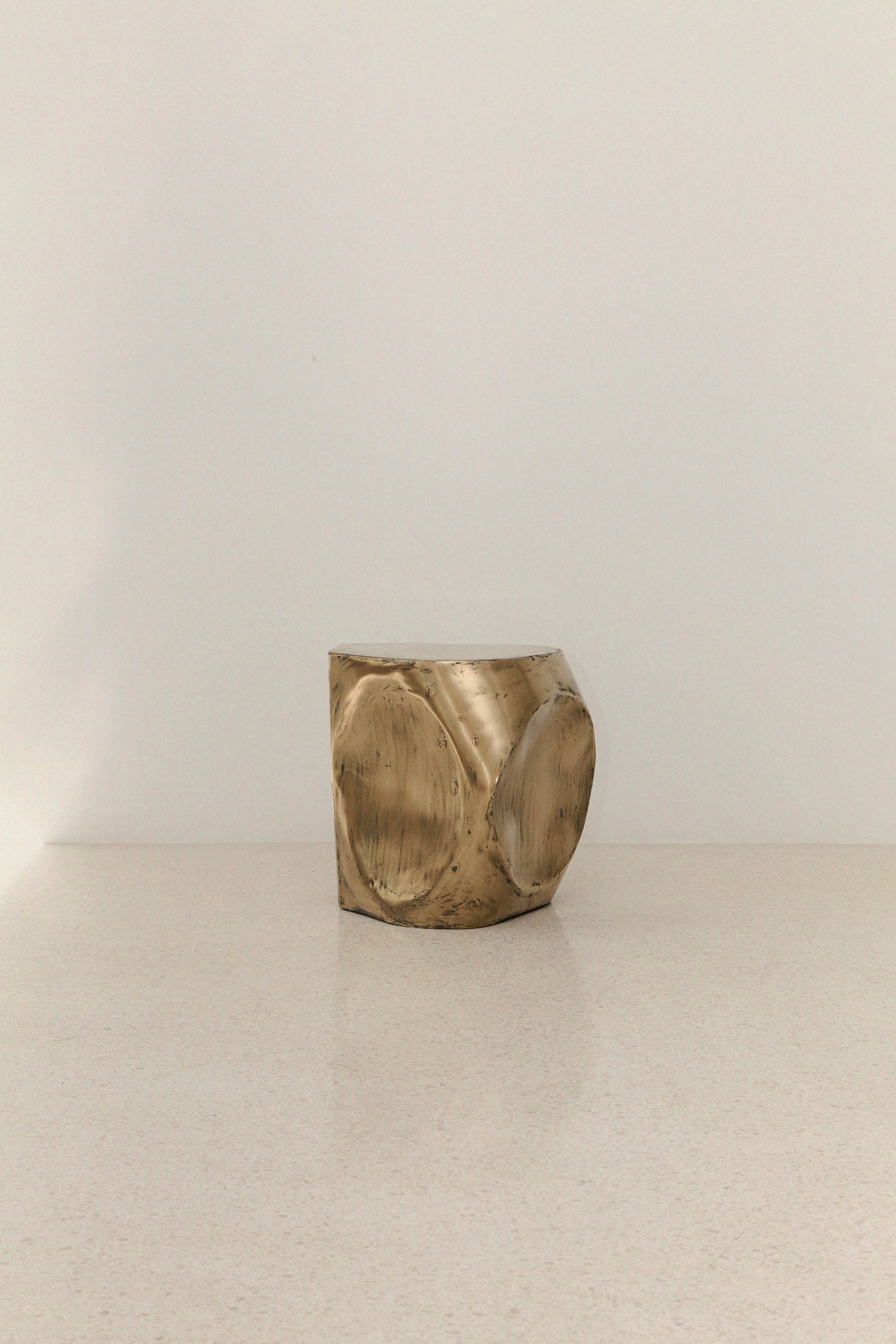Mesa decorativa auxiliar pequeña Rocher de resina de latón sobre inox by Atelier Ellery Otro en venta