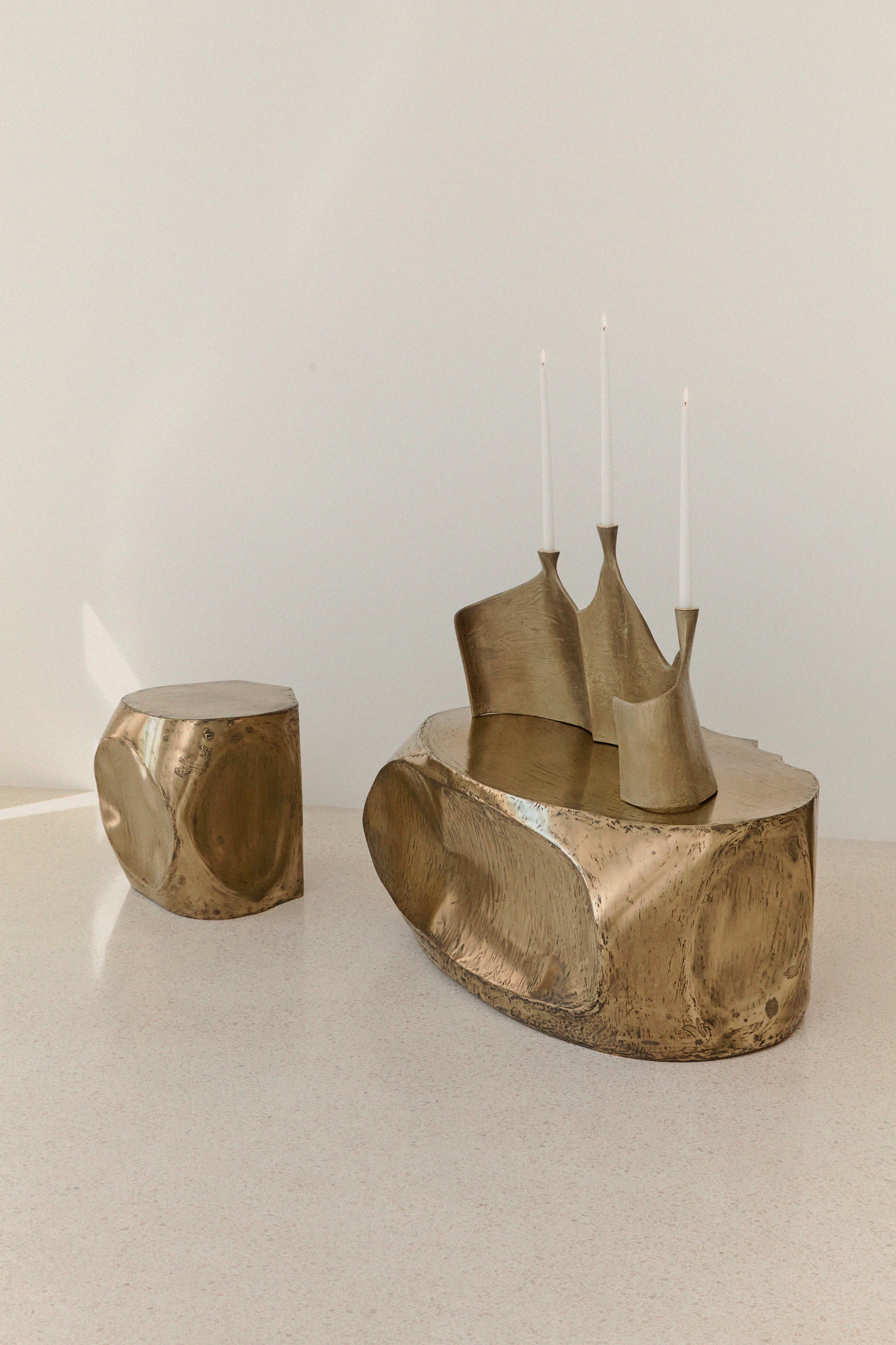 Mesa decorativa auxiliar pequeña Rocher de resina de latón sobre inox by Atelier Ellery en Nuevo estado para la venta en Geneve, CH
