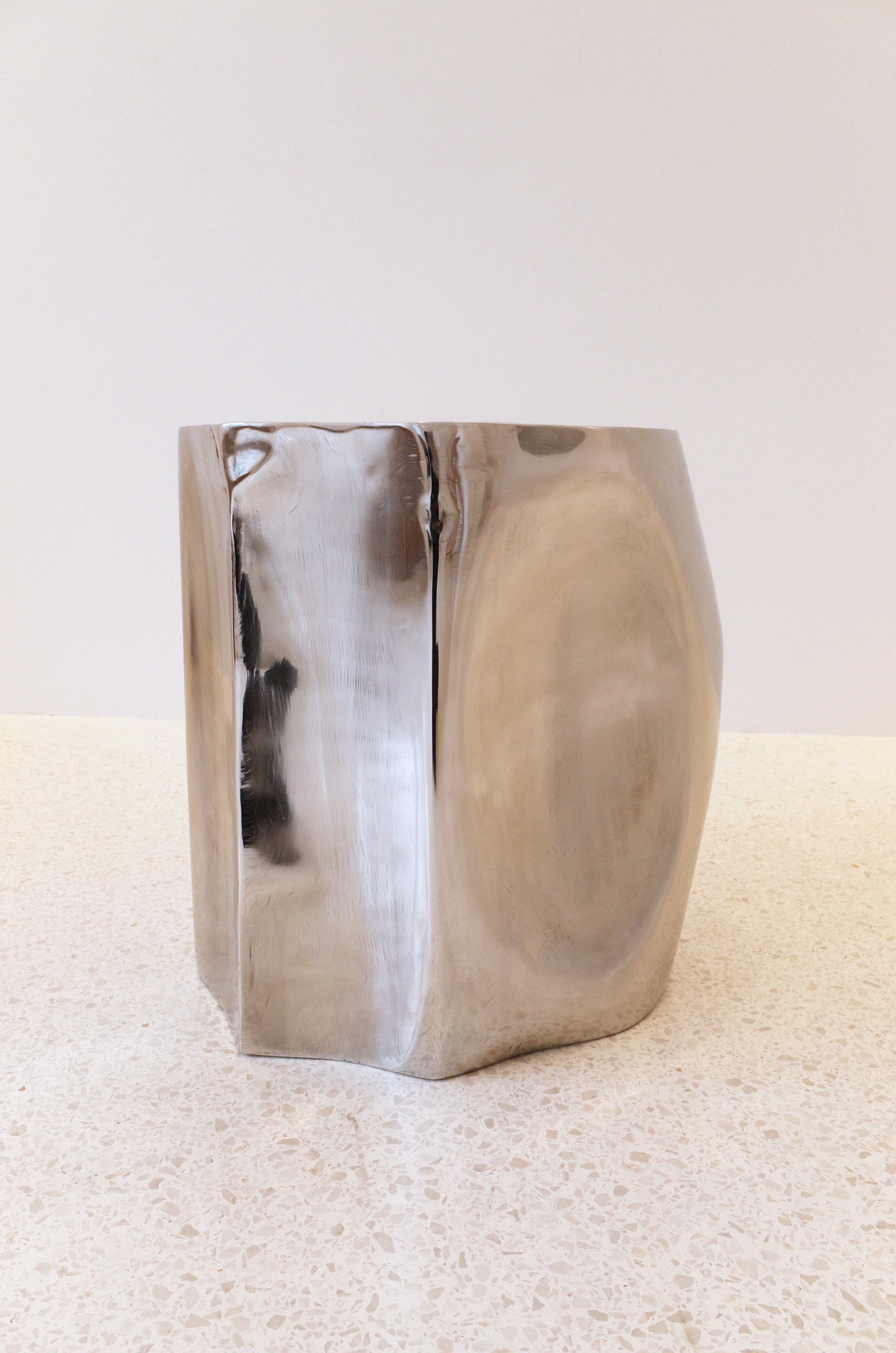 Mesa decorativa auxiliar pequeña Rocher de acero inoxidable by Atelier Ellery Francés en venta