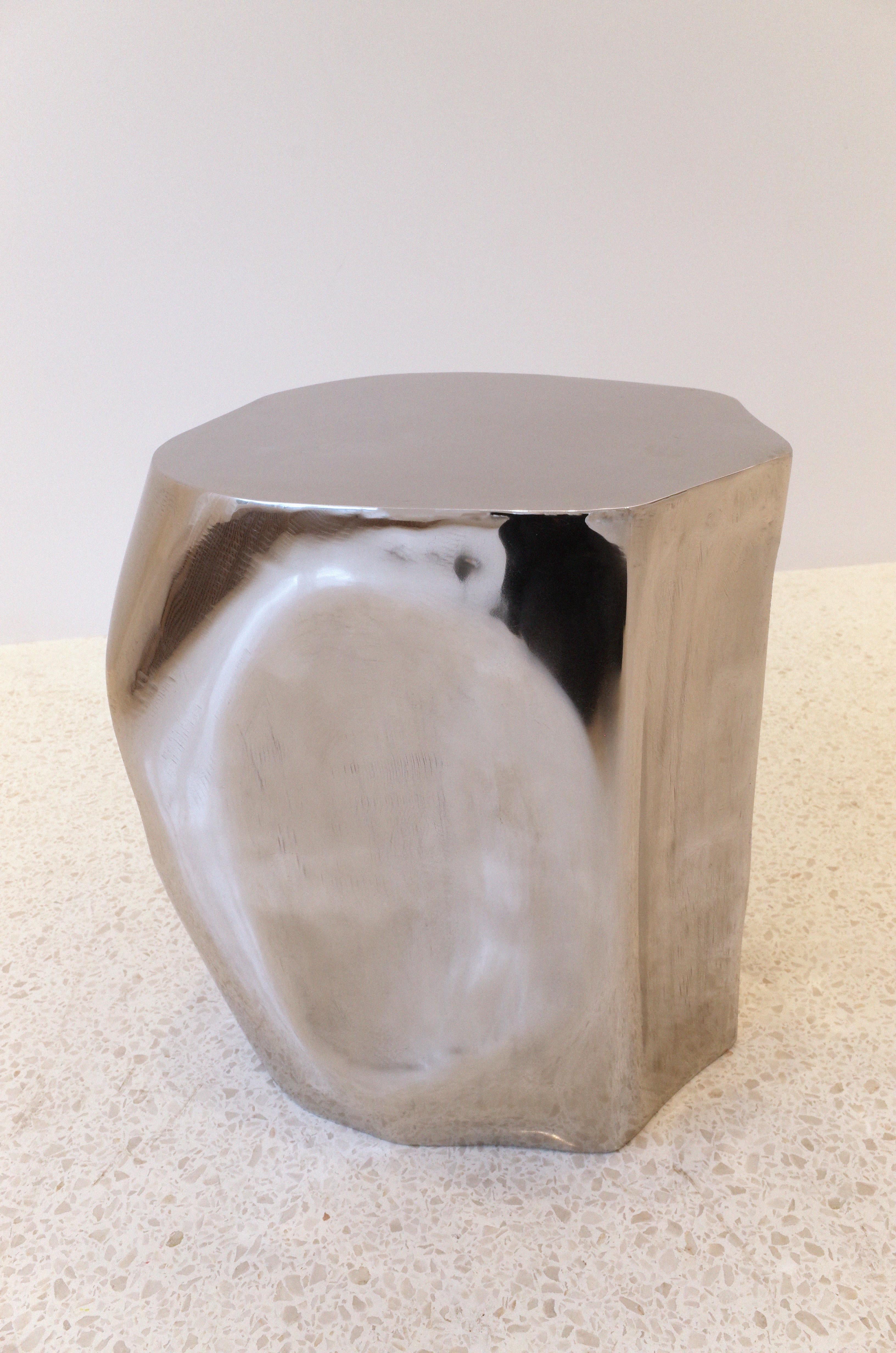 Mesa decorativa auxiliar pequeña Rocher de acero inoxidable by Atelier Ellery en Nuevo estado para la venta en Geneve, CH