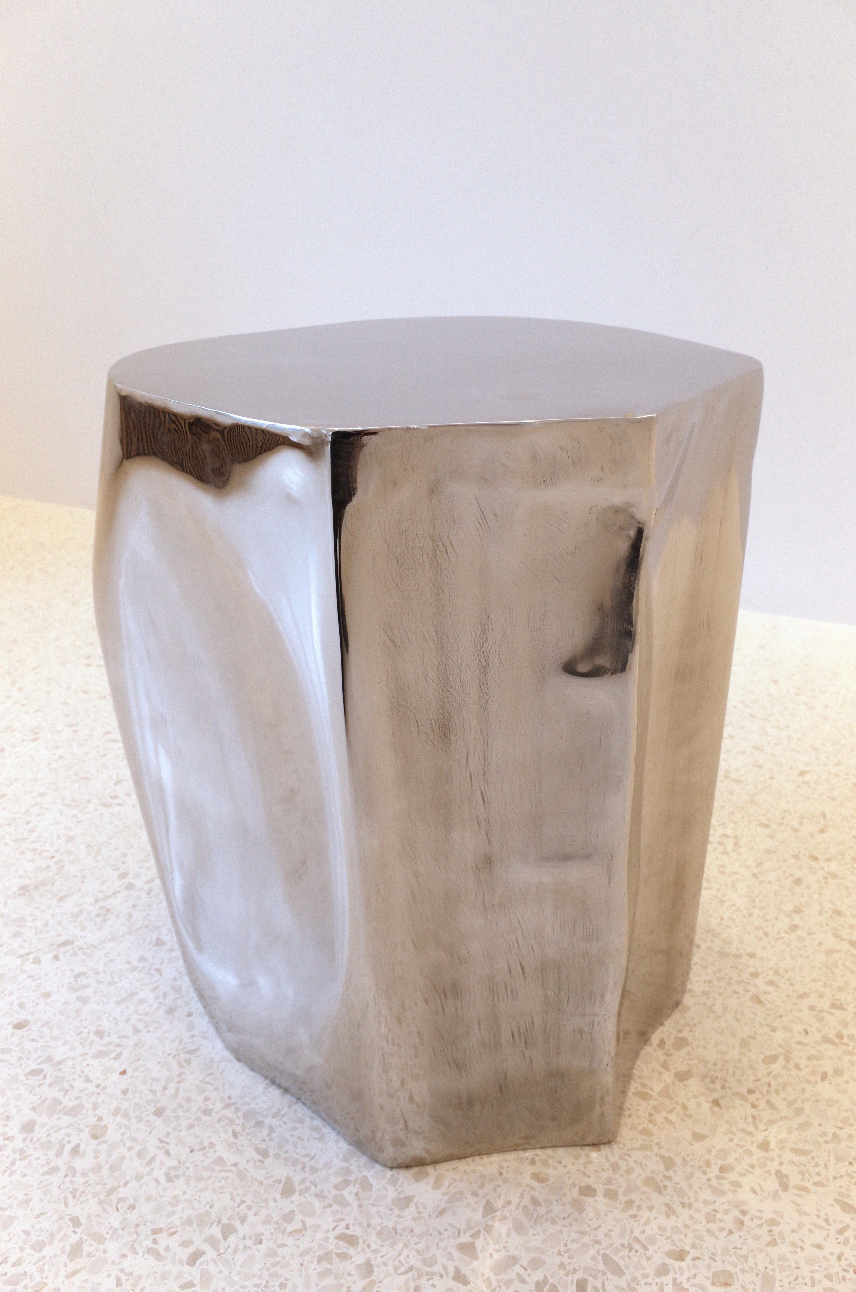 Mesa decorativa auxiliar pequeña Rocher de acero inoxidable by Atelier Ellery Siglo XXI y contemporáneo en venta