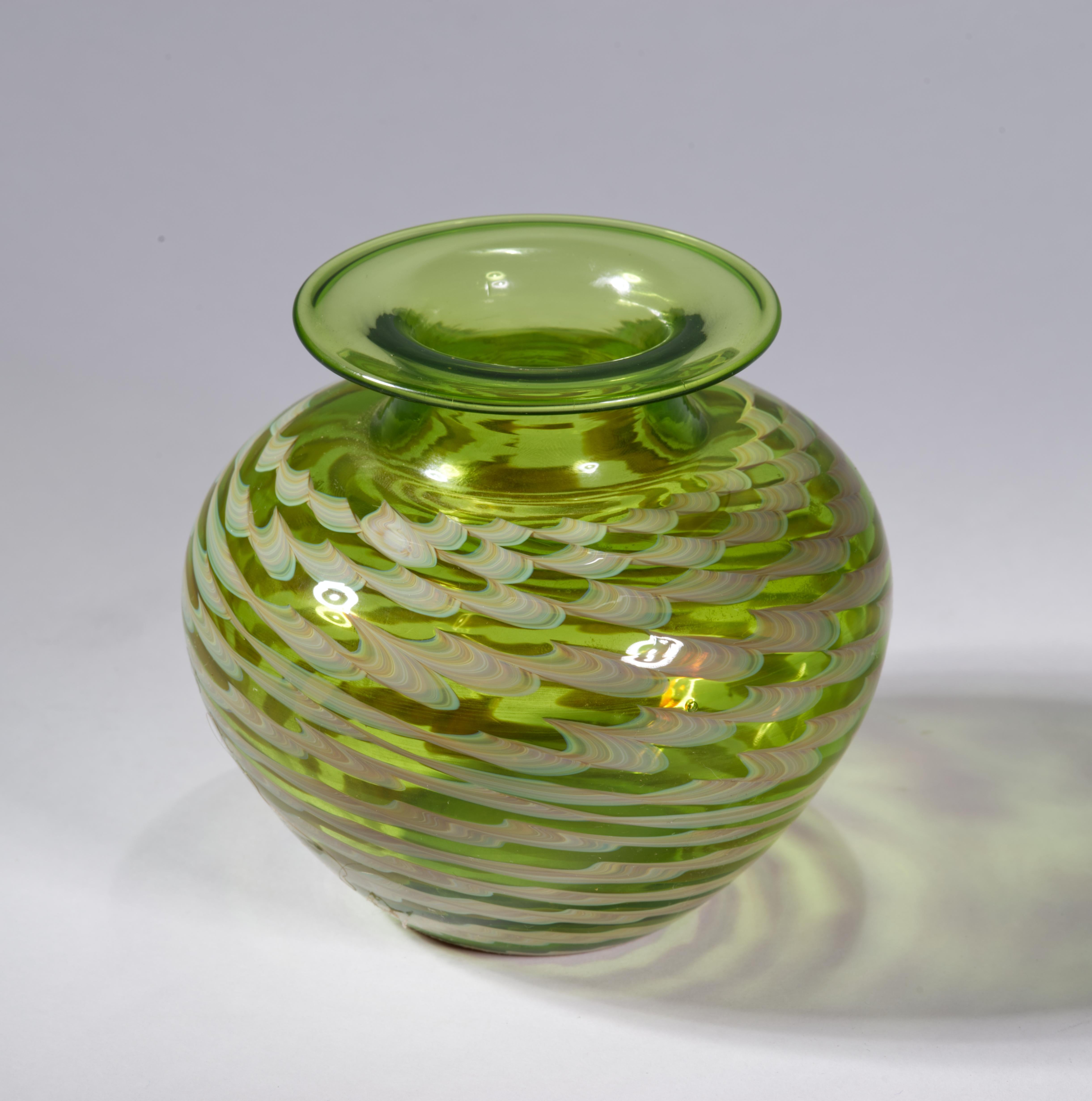 Vaso di gemme in vetro verde di Rochester Folk Art Guild, 1983 in vendita 2