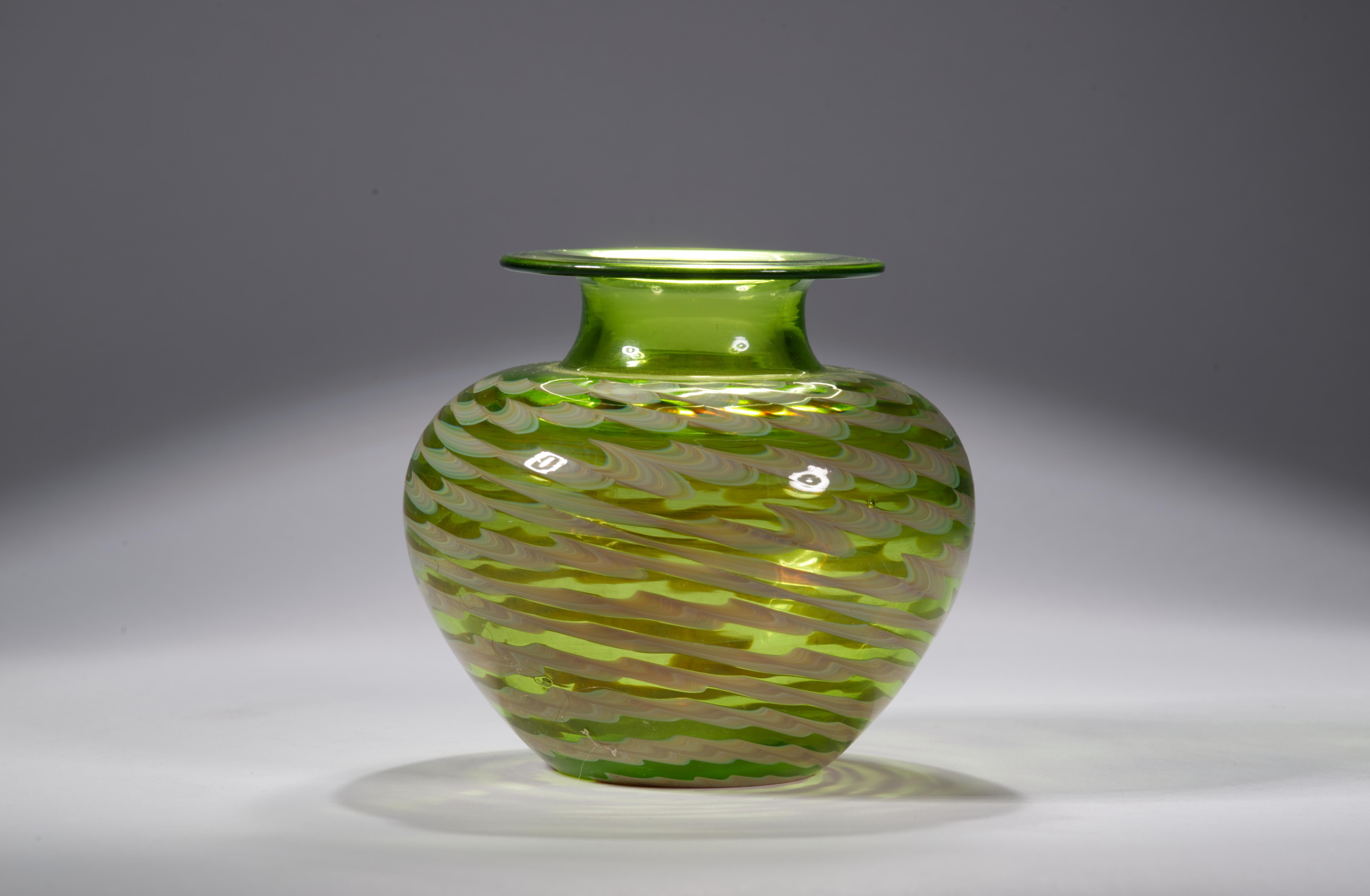 Mid-Century moderno Vaso di gemme in vetro verde di Rochester Folk Art Guild, 1983 in vendita
