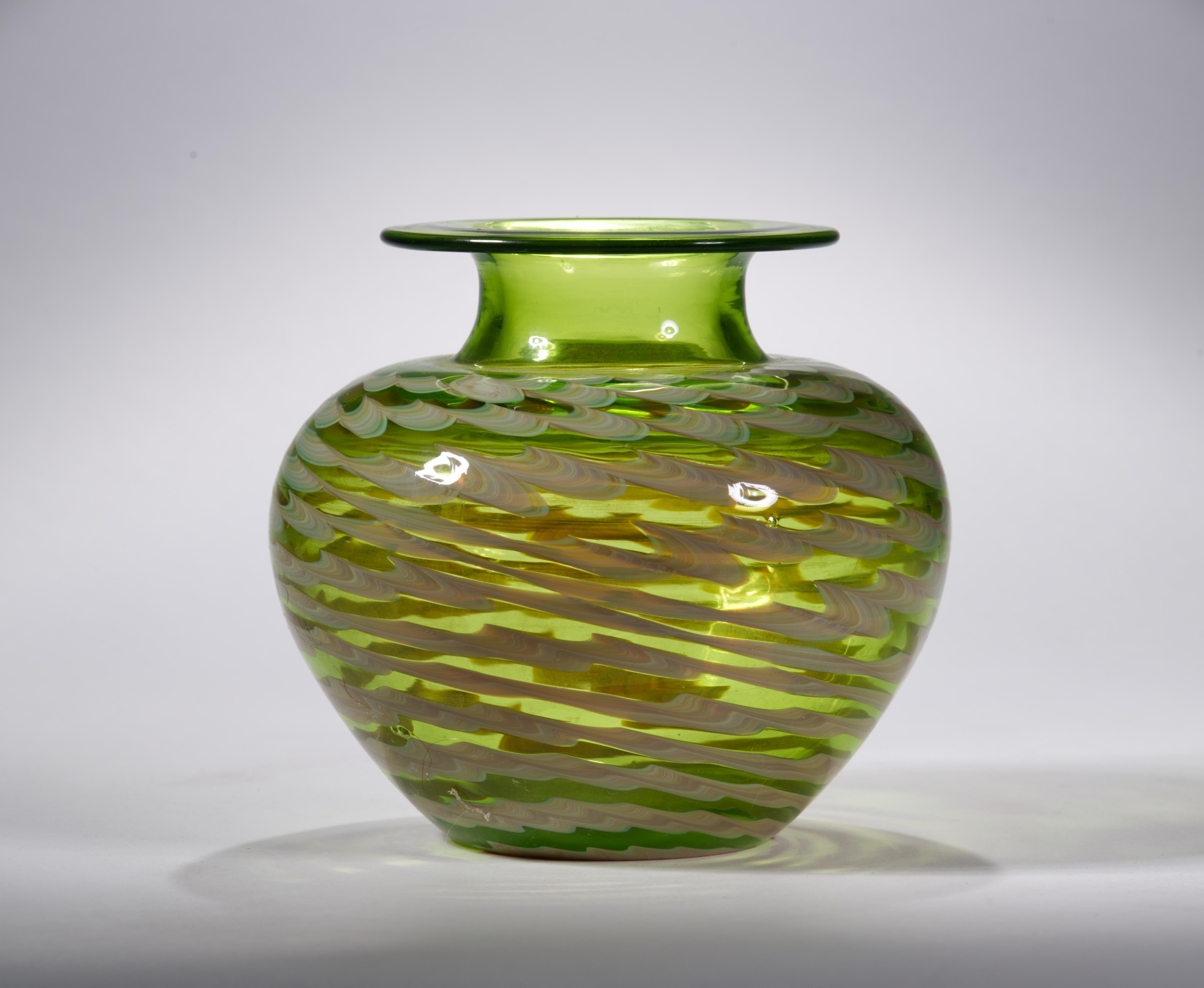 Americano Vaso di gemme in vetro verde di Rochester Folk Art Guild, 1983 in vendita