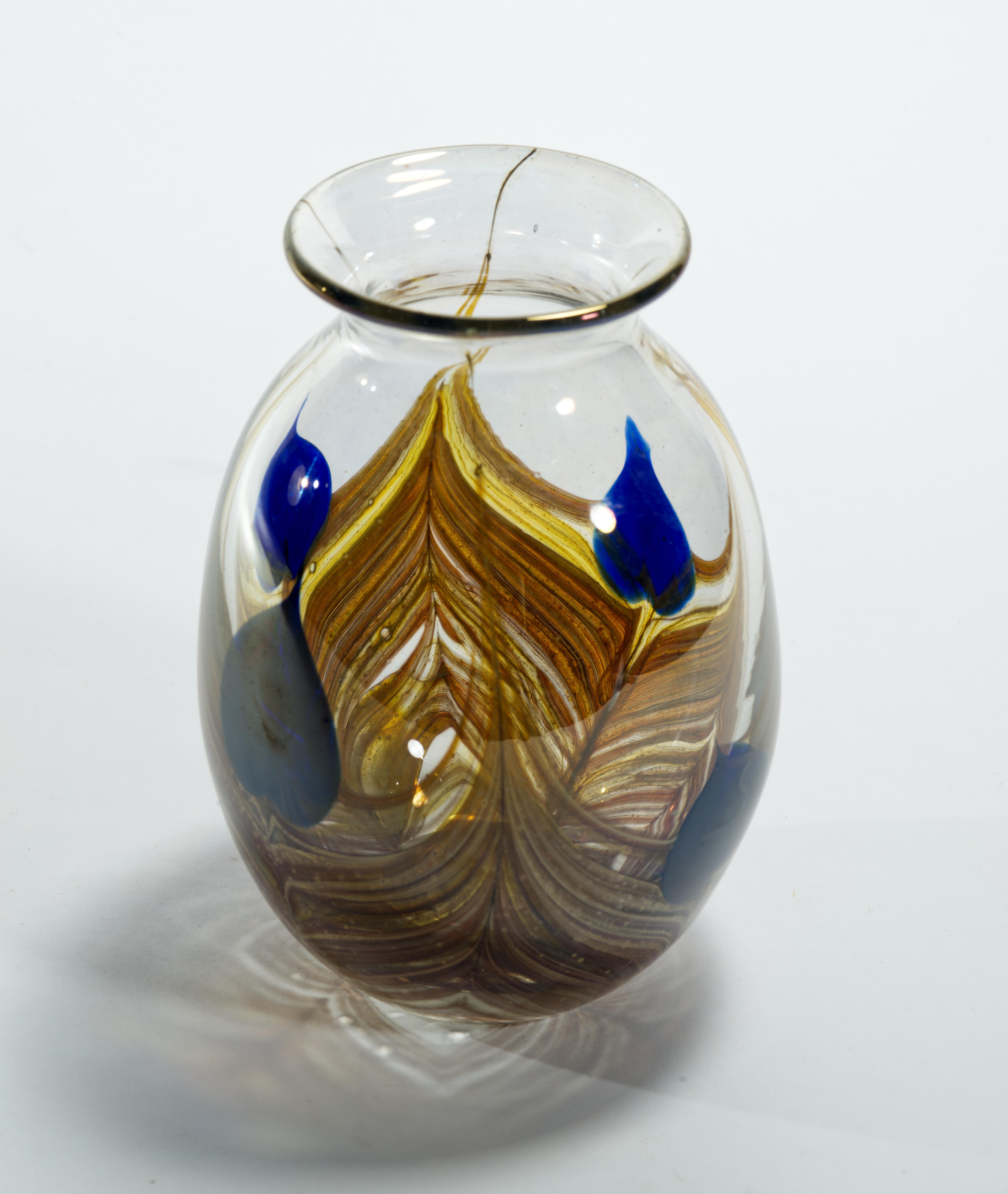 Art Nouveau Vaso di vetro con piume di Rochester Folk Art Guild, 1974 in vendita