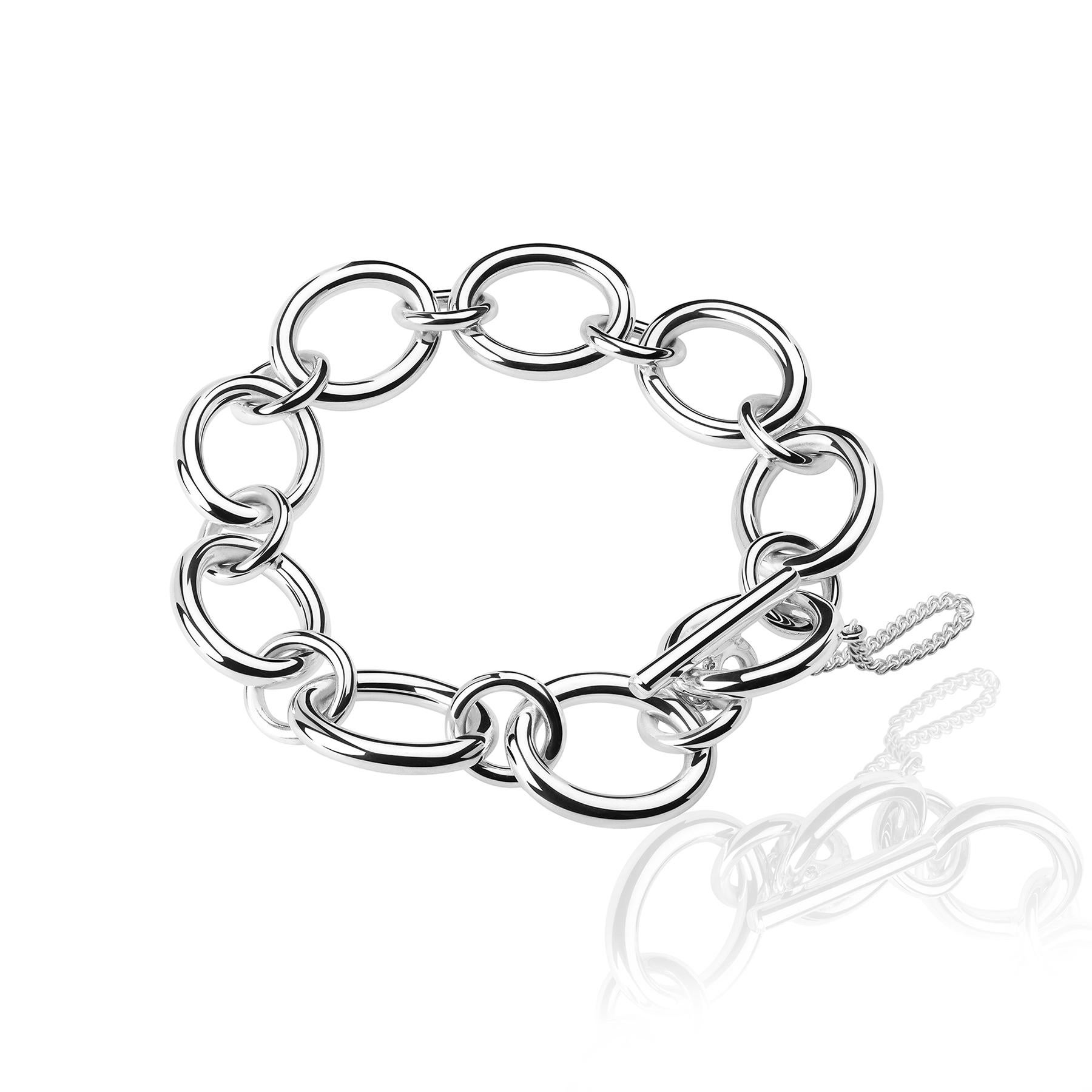 The Rocío Bracelet is made in sterling silver. The chain that makes it up is made up of a series of round links, creating a sublime play of geometry and permection. Each of the links is handcrafted to achieve a jewel of unique mastery and beauty. At