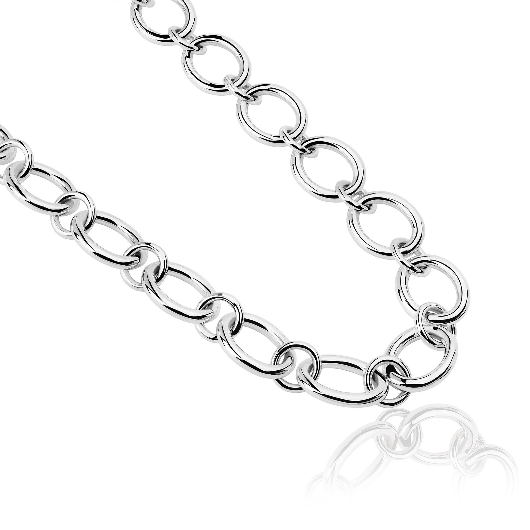 The Rocío Choker is made in sterling silver. The chain that makes it up is made up of a series of round links, creating a sublime play of geometry and permection. Each of the links is handcrafted to achieve a jewel of unique mastery and beauty. At