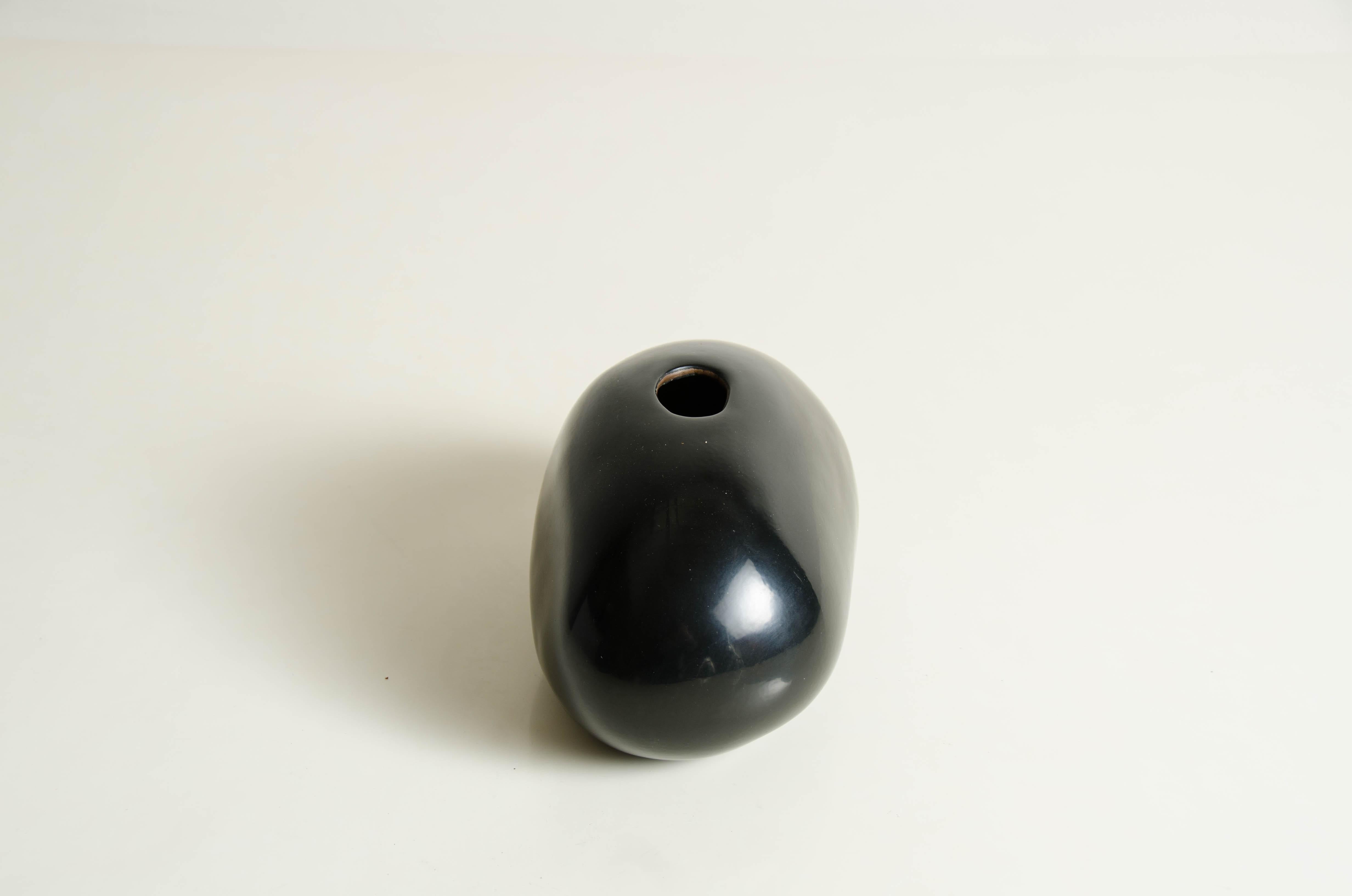 Rock bud vase (Short)
Laque noire
Base en cuivre
fait à la main / Repousse à la main
Édition limitée

La laque est une technique qui remonte à la dynastie des Shang, circa 1600 - 1100 avant J-C. Ces pièces sont fabriquées avec au moins 60