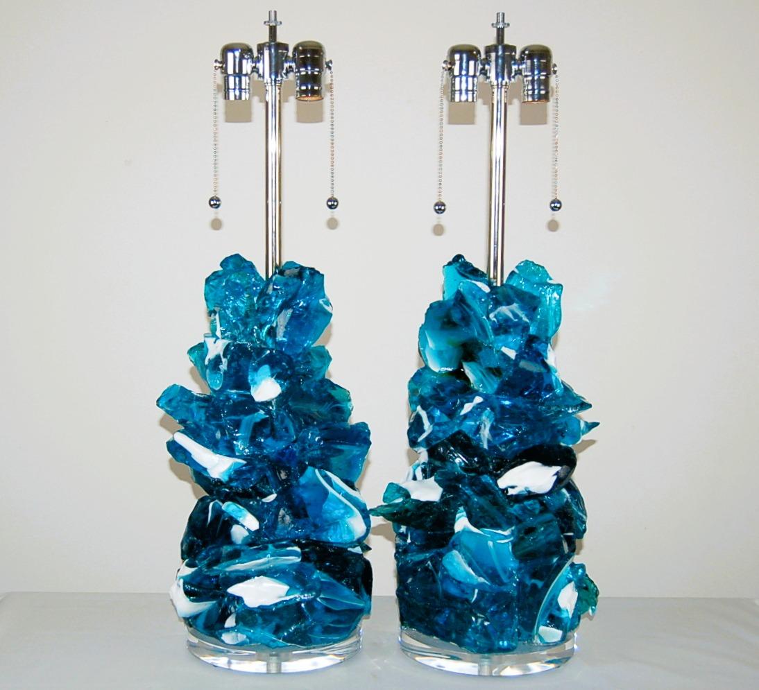 Lámparas ROCK CANDY de Swank Lighting. Las exquisitas lámparas de racimo en AZUL MARINO FRANQUEADO están hechas de vidrio reciclado tamborileado. Preciosas piezas de arte que realmente iluminan una habitación, diseñadas por Swank Lighting. ¡Los