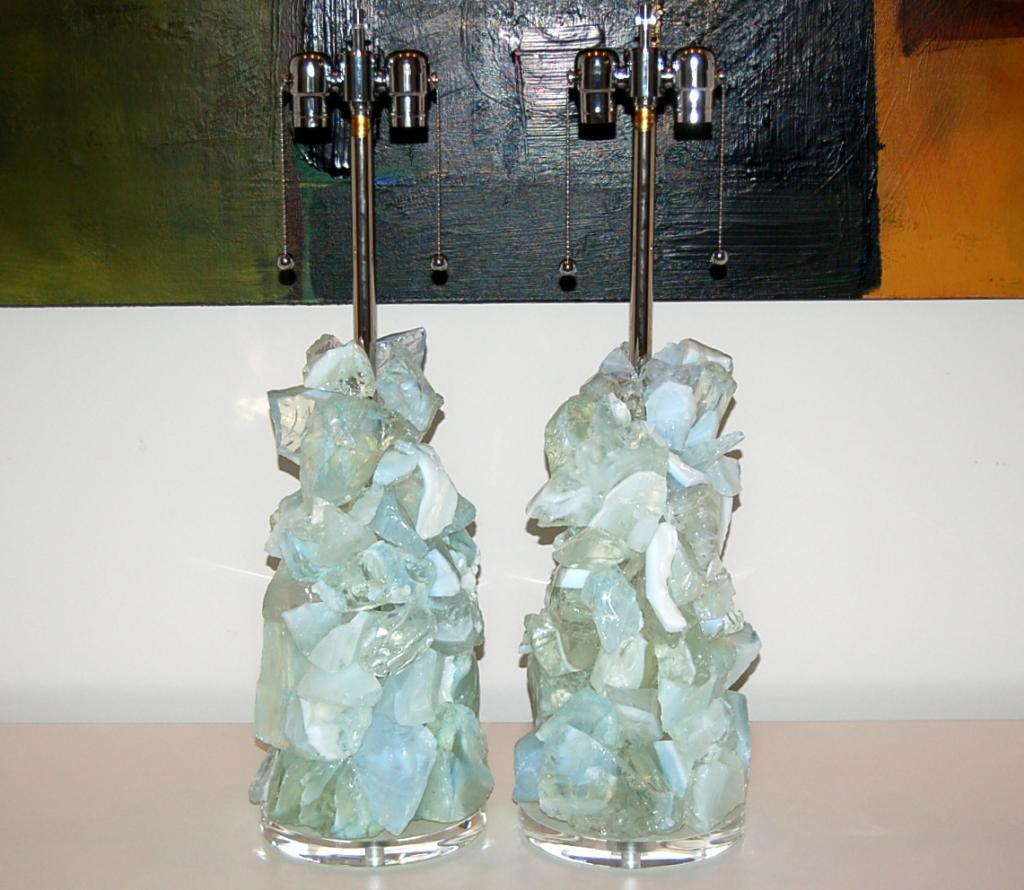 Elegantes lampes en OPALINE BLANCHE en verre recyclé. De superbes œuvres d'art qui illuminent vraiment une pièce, conçues par Swank Lighting.

Ils mesurent 27 pouces du plateau de la table au sommet de la douille. Tel qu'illustré, le haut de
