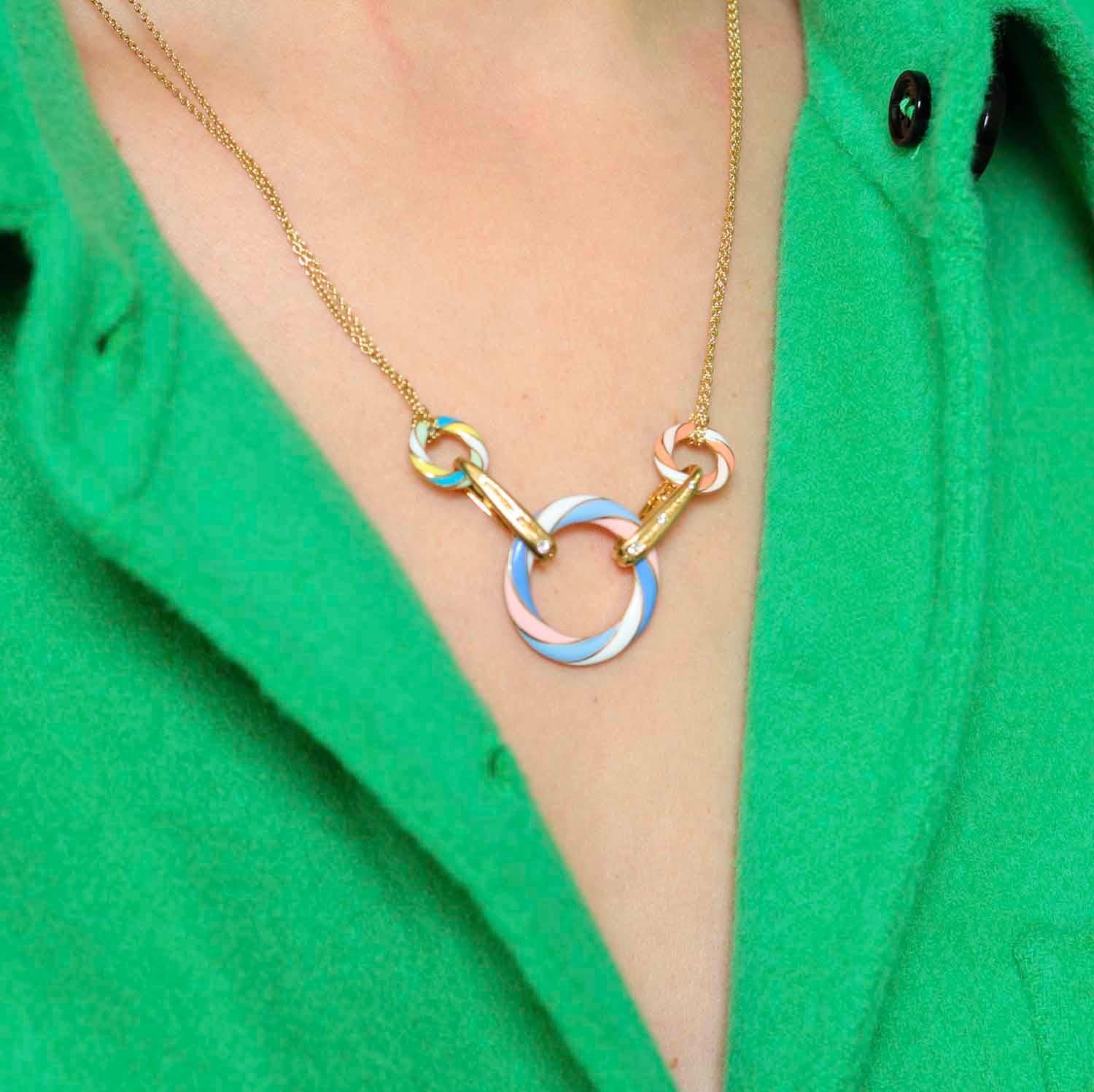 Préparez-vous à être emporté par l'attrait du charme tropical avec ce collier Rock Candy Gold Pick N Mix. Ce collier en or jaune 18ct est composé de breloques circulaires réversibles représentant les couleurs tropical crush, parma violet et peach