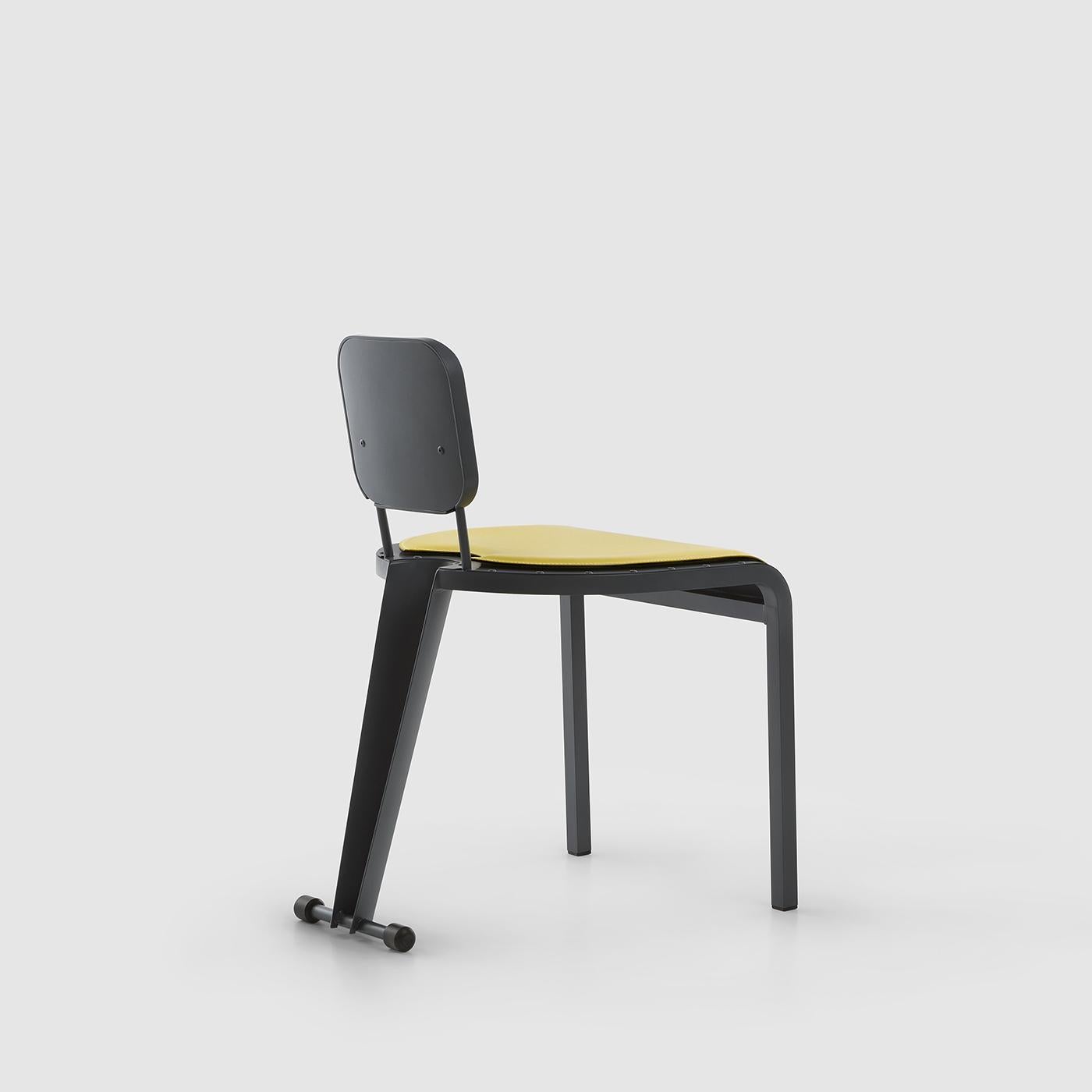 Véritable vitrine de l'artisanat, cette chaise se distingue par sa combinaison unique de couleurs, de matériaux et sa silhouette ergonomique. Parfaite aussi bien pour un studio privé que pour un intérieur commercial, cette pièce est entièrement