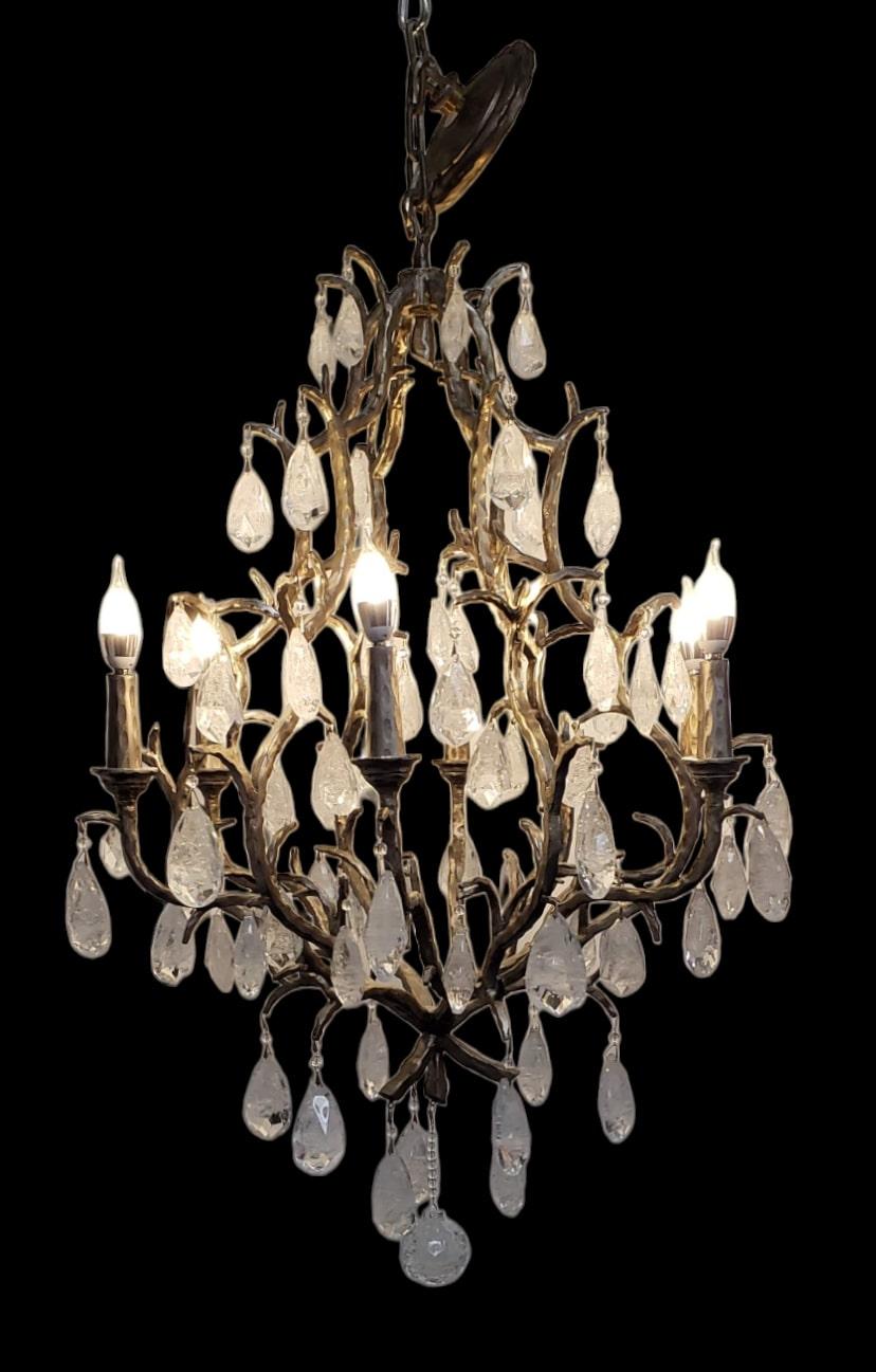 Lampadario in ferro a sei bracci in stile candela con prismi di cristallo di rocca sospesi a rami simili a ramoscelli. Un'impressionante opera d'arte funzionale in argento tenue.

DIMENSIONI: 35 pollici di altezza x 25 pollici di larghezza x 25