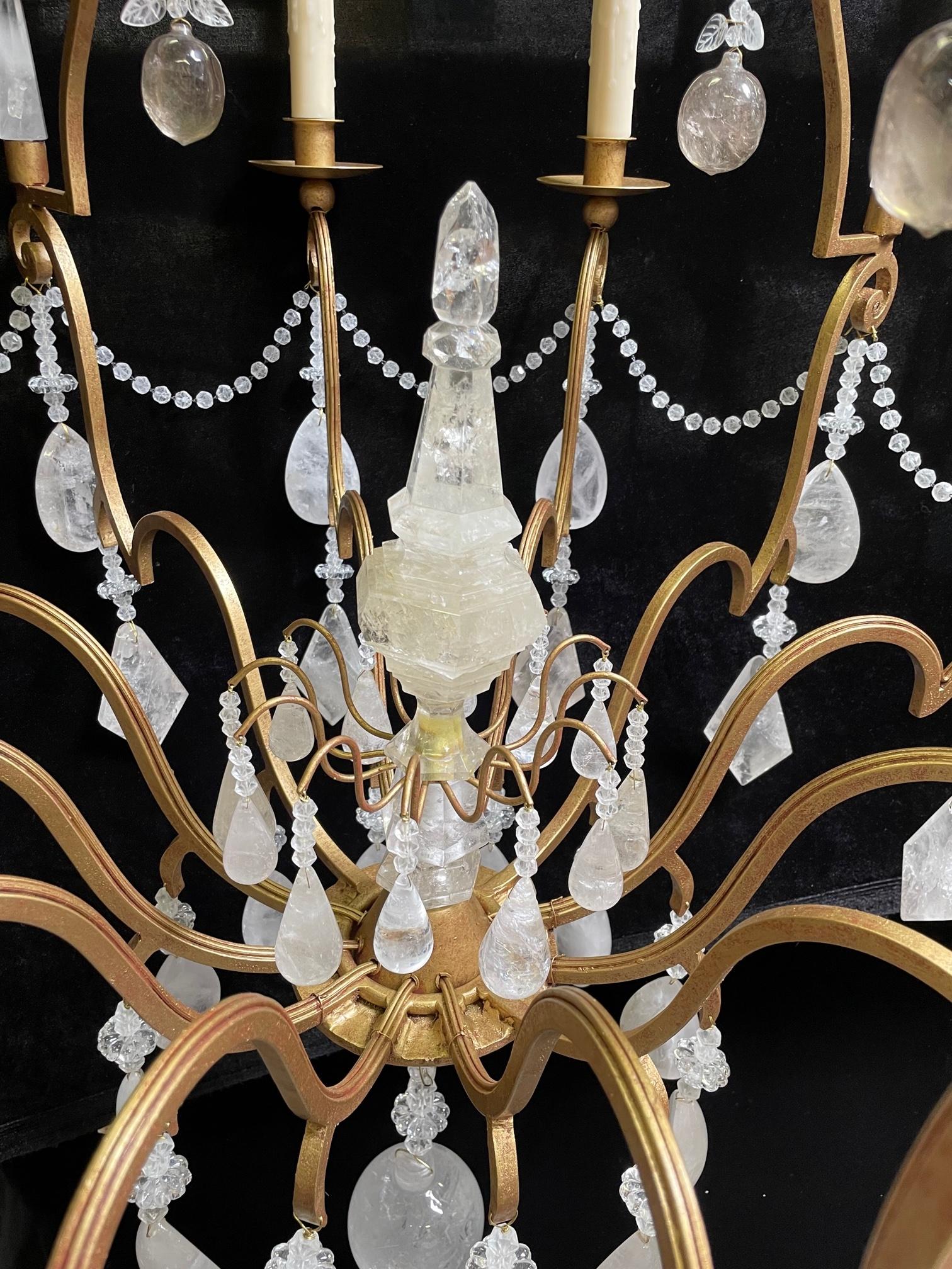 8-Licht-Kronleuchter aus Bergkristall, vergoldet, Louis XV.-Stil (Gold) im Angebot