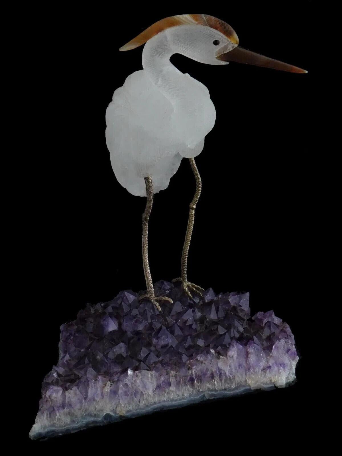 Gravé Sculpture d'oiseau en cristal de roche et agate sur base d'améthyste en vente
