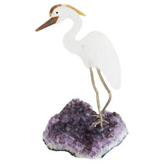 Escultura de pájaro de ágata y cristal de roca sobre base de amatista
