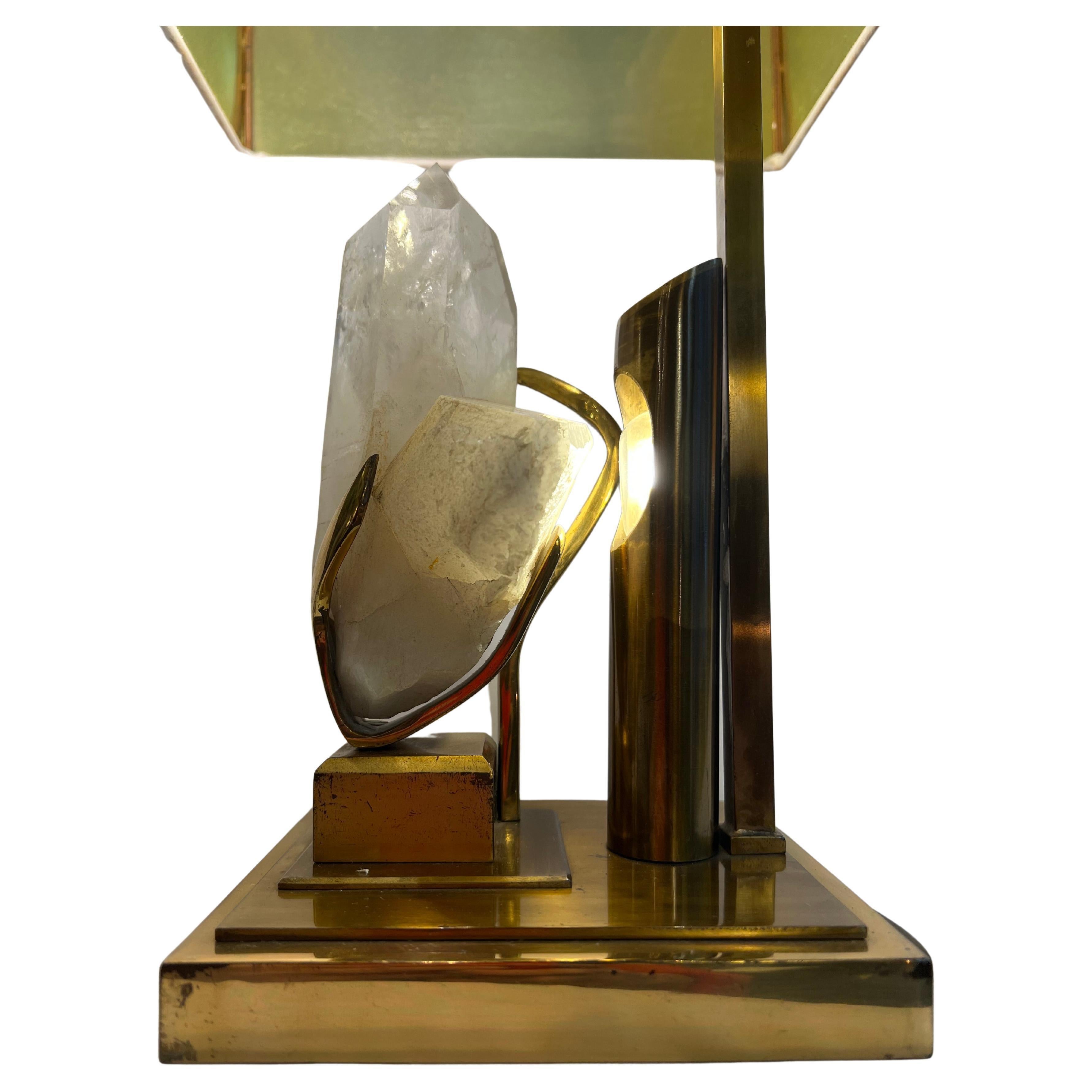 Tischlampe aus Bergkristall und Messing, Willy Daro, 1970 im Zustand „Gut“ im Angebot in Paris, FR