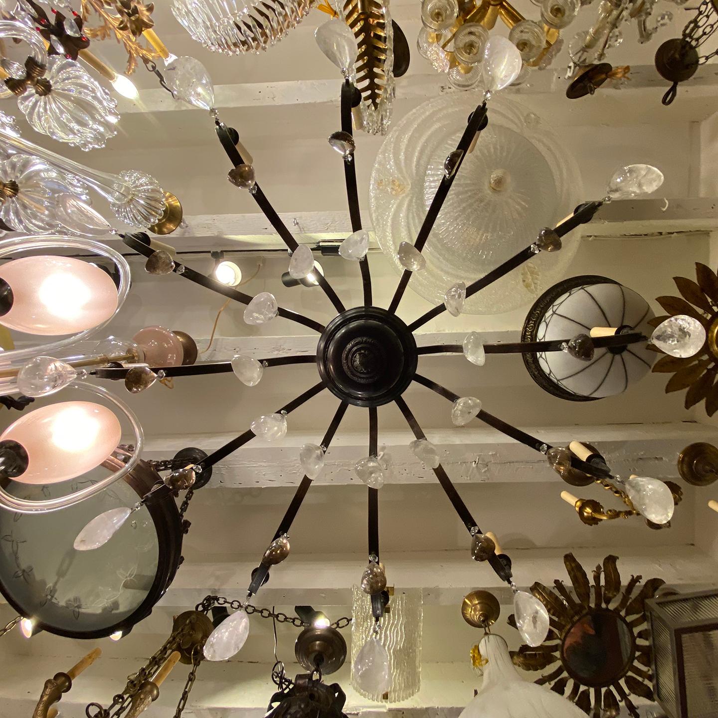 Lampadario in cristallo di rocca e bronzo in vendita 2