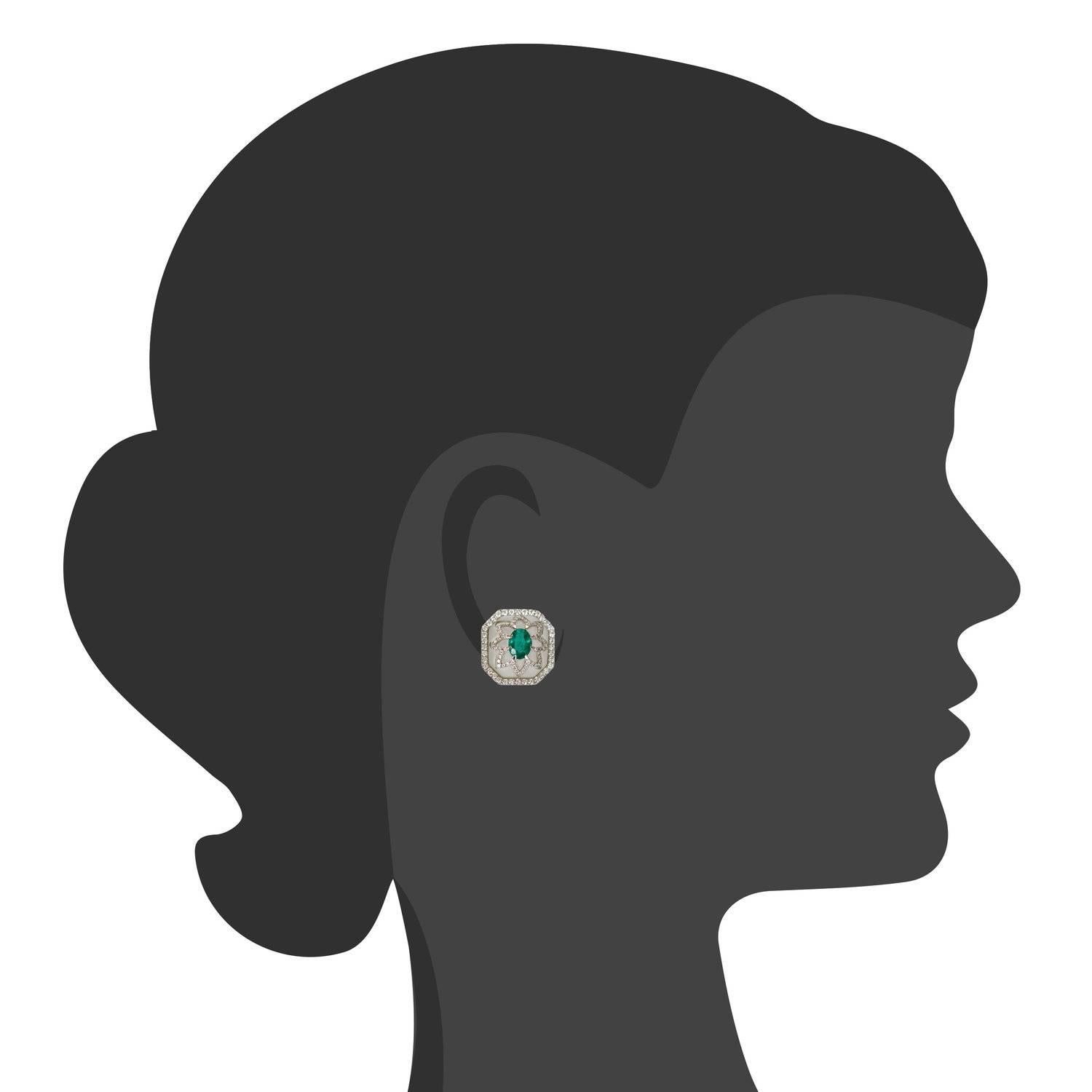 Die Bergkristall- und Smaragd-Ohrringe von Ri Noor setzen durch den Mix von Materialien und Formen ein besonderes Statement, das jedes Outfit aufwertet, ganz gleich zu welchem Anlass. Die dynamischen Ohrringe bestehen aus einem mattierten