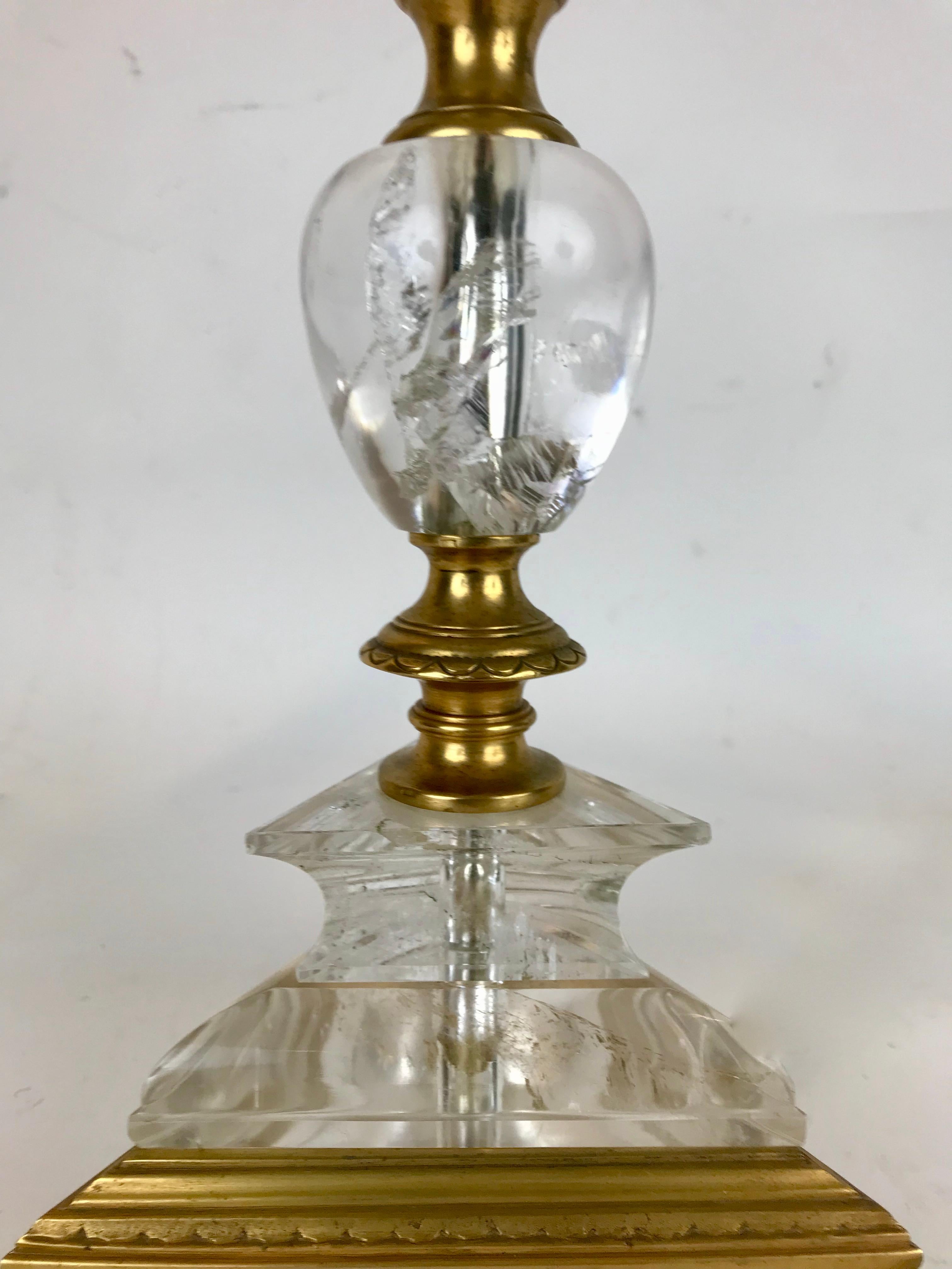 Lampe in Pricket-Form aus Bergkristall und vergoldeter Bronze, F. Caldwell zugeschrieben (amerikanisch) im Angebot