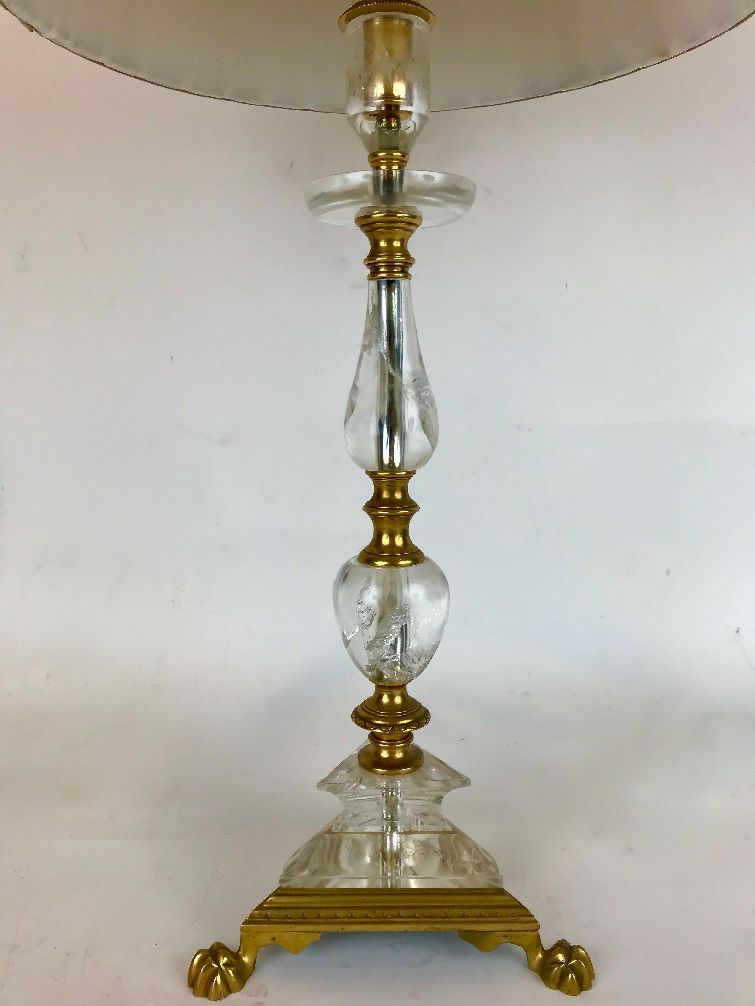 Lampe in Pricket-Form aus Bergkristall und vergoldeter Bronze, F. Caldwell zugeschrieben (20. Jahrhundert) im Angebot