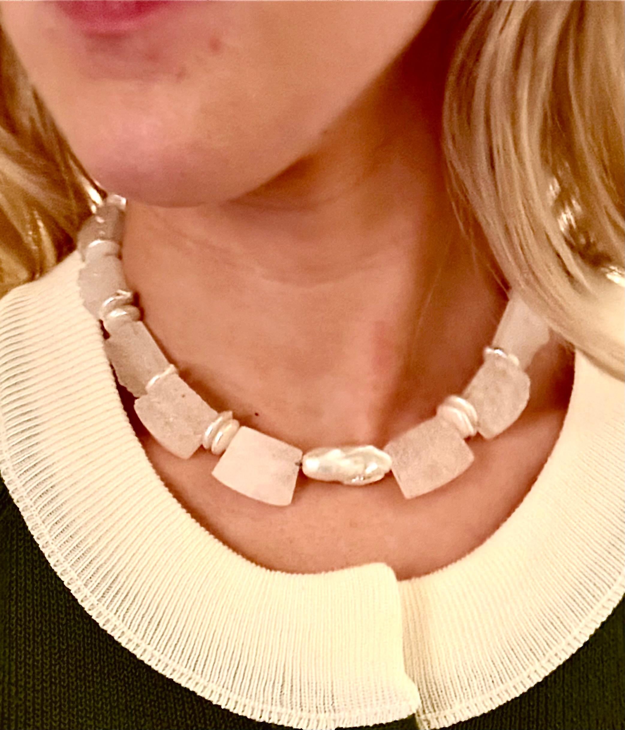 Si tratta di un'audace collana di cristalli e perle che, pur essendo composta da cristalli di rocca di dimensioni notevoli, riesce ad apparire molto leggera e delicata sul collo. 

La collana è composta da un'unica linea di elementi triangolari