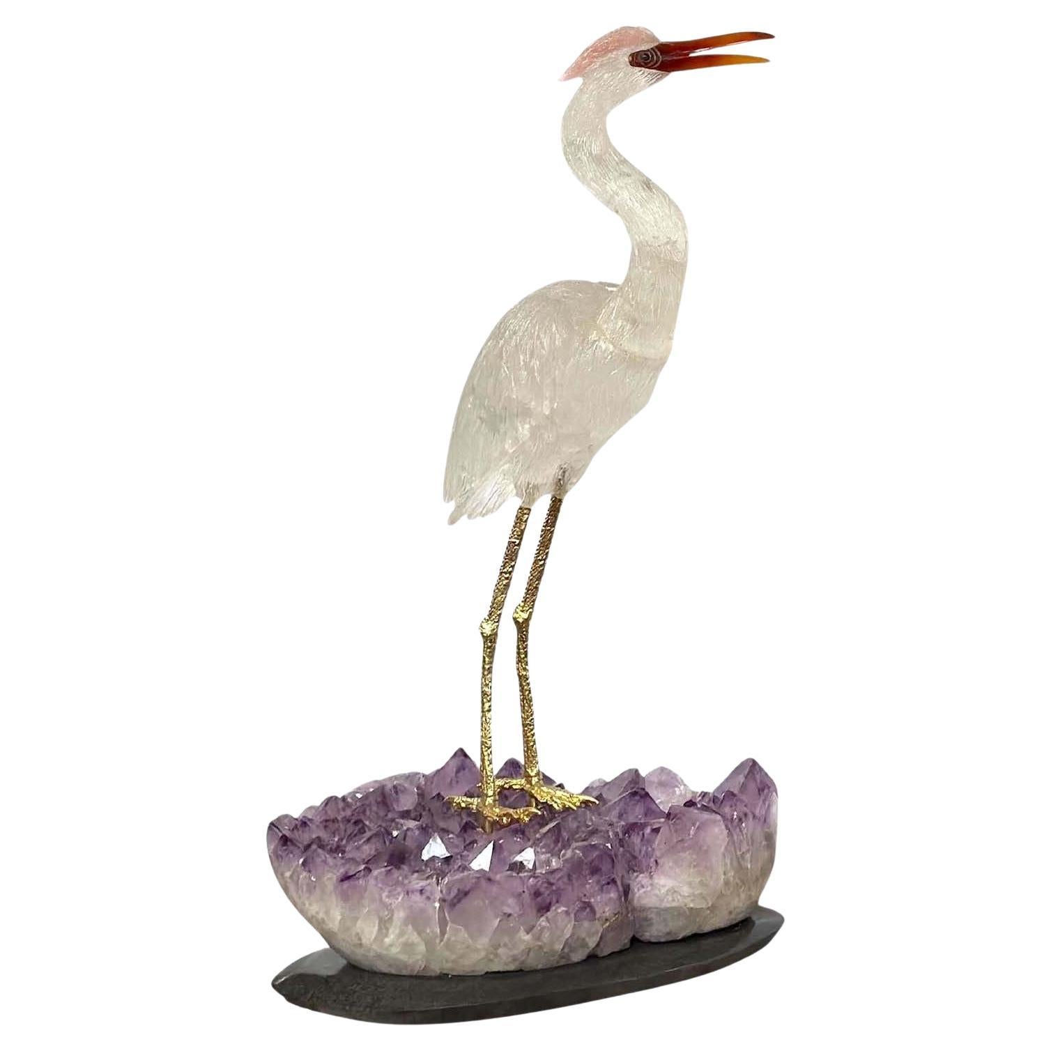 Sculpture d'oiseau en cristal de roche avec support en améthyste