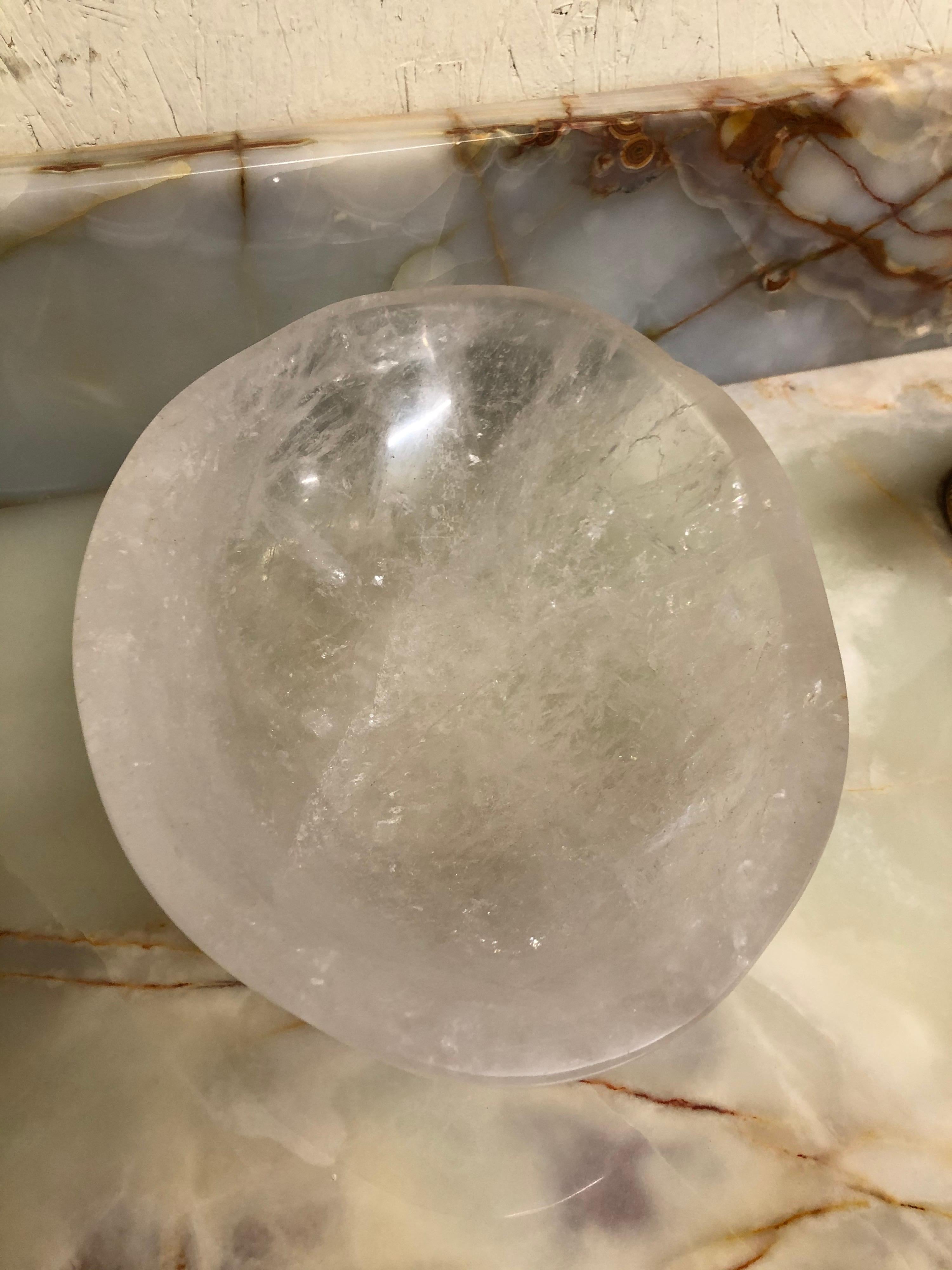Ce magnifique bol en cristal de roche provient du Brésil.