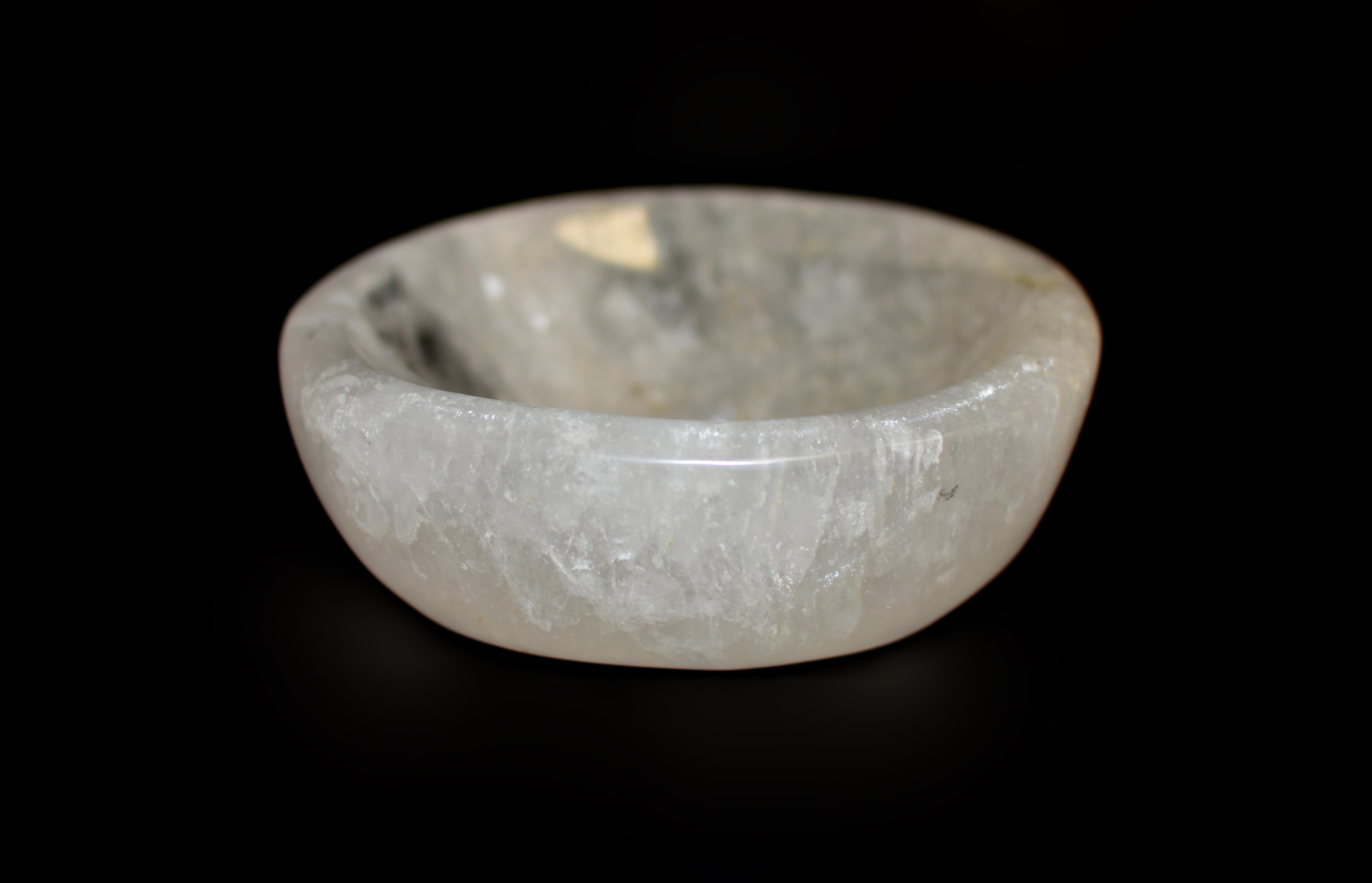 Cuenco/plato de cristal de roca totalmente natural, tallado y pulido a mano. Cristal de roca fino de grado AAA. De forma redonda y bella iridiscencia, con bordes lisos y superficies del revés. Con un peso de 2.6 kg, esta impresionante pieza aportará