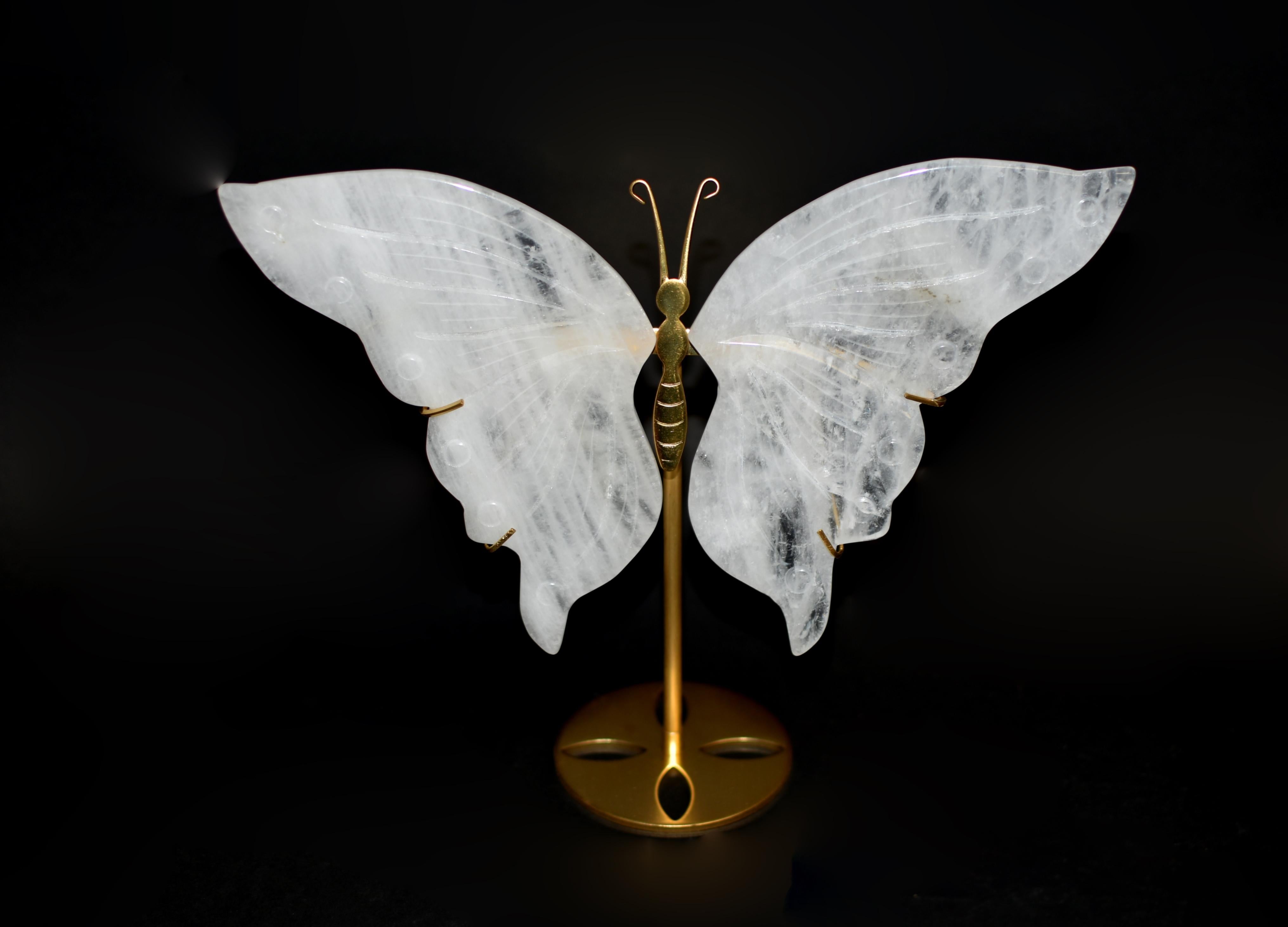 Una hermosa mariposa de cuarzo de cristal de roca elaborada con un arte asombroso. Alas talladas en cuarzo de cristal de roca totalmente natural de la mejor calidad, que capturan una interpretación realista que da vida a la delicada criatura. La