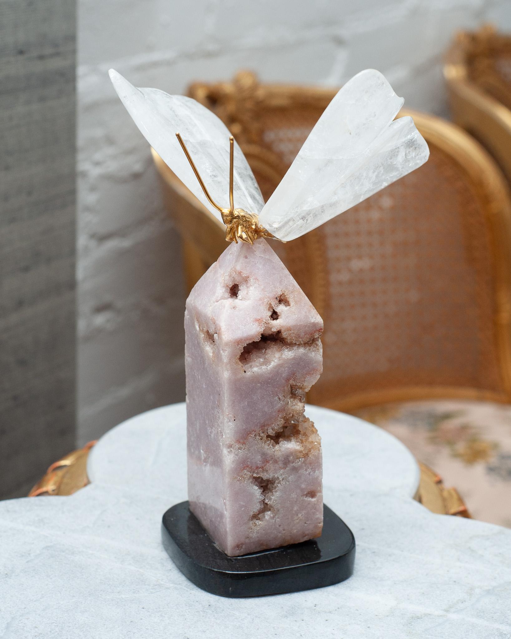 Schmetterlingsskulptur aus Bergkristall auf rosa Geode-Obelisk-Sockel (Handgeschnitzt) im Angebot