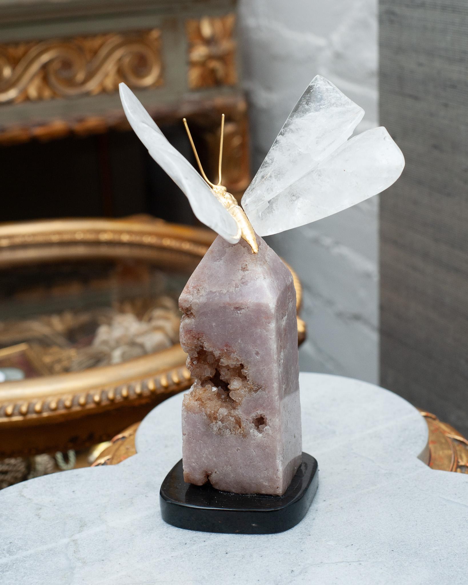 Schmetterlingsskulptur aus Bergkristall auf rosa Geode-Obelisk-Sockel im Zustand „Neu“ im Angebot in Toronto, ON
