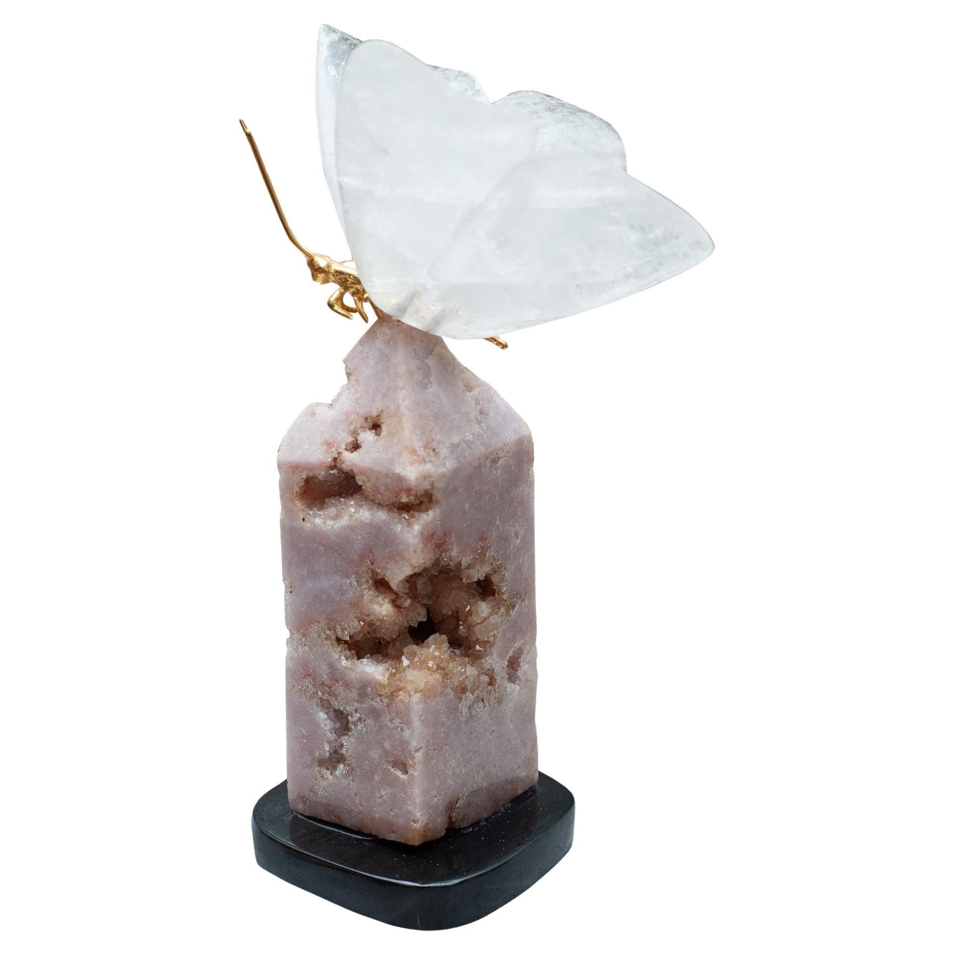 Sculpture papillon en cristal de roche sur base obélisque en géode rose