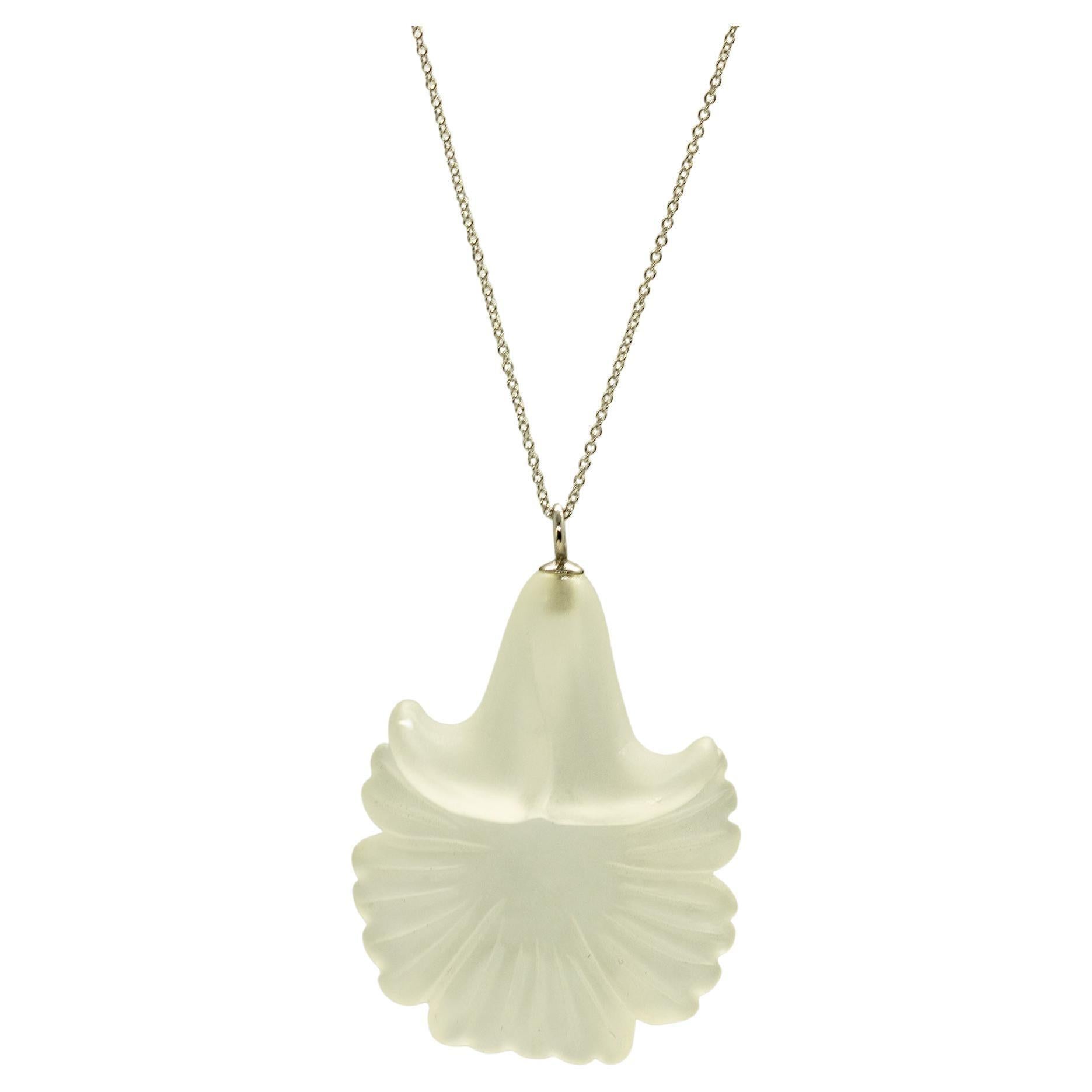 Des pétales sculptés qui évoquent le travail de joaillerie traditionnel italien fait à la main, s'enveloppant dans un look doux enrichi d'or blanc 18 carats manifestant le glamour et le goût exquis. 

• or blanc 18 carats
• Fleur de cristal de roche