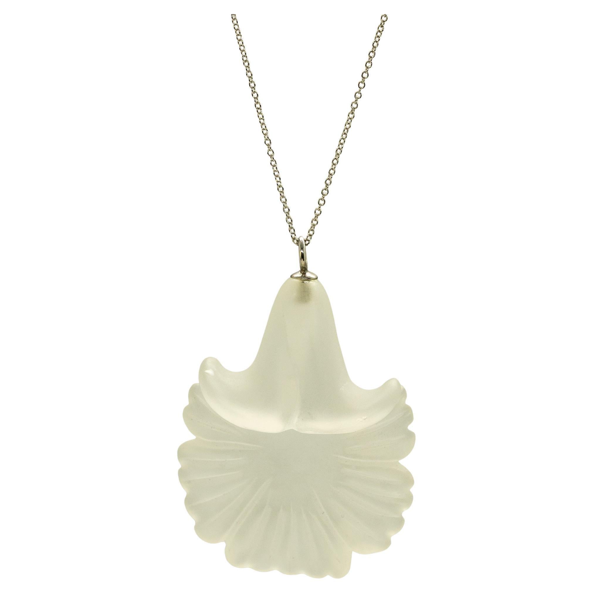 Art nouveau Intini Jewels Collier pendentif fleur sculptée en cristal de roche en or 18 carats en vente