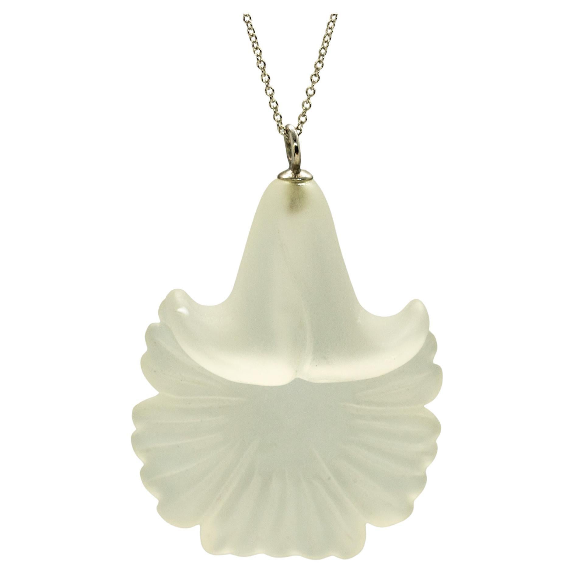 Taille mixte Intini Jewels Collier pendentif fleur sculptée en cristal de roche en or 18 carats en vente