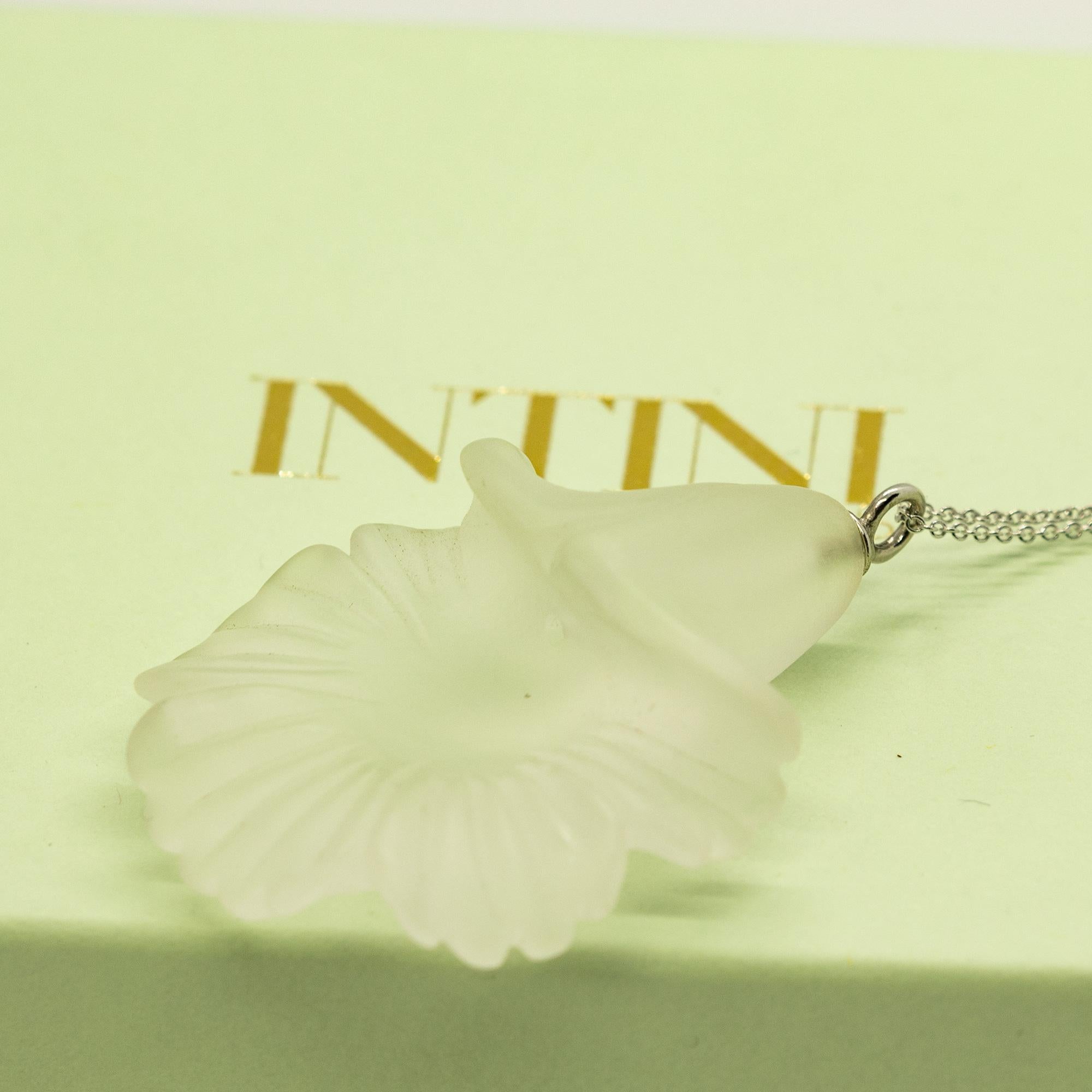 Intini Jewels Collier pendentif fleur sculptée en cristal de roche en or 18 carats Unisexe en vente