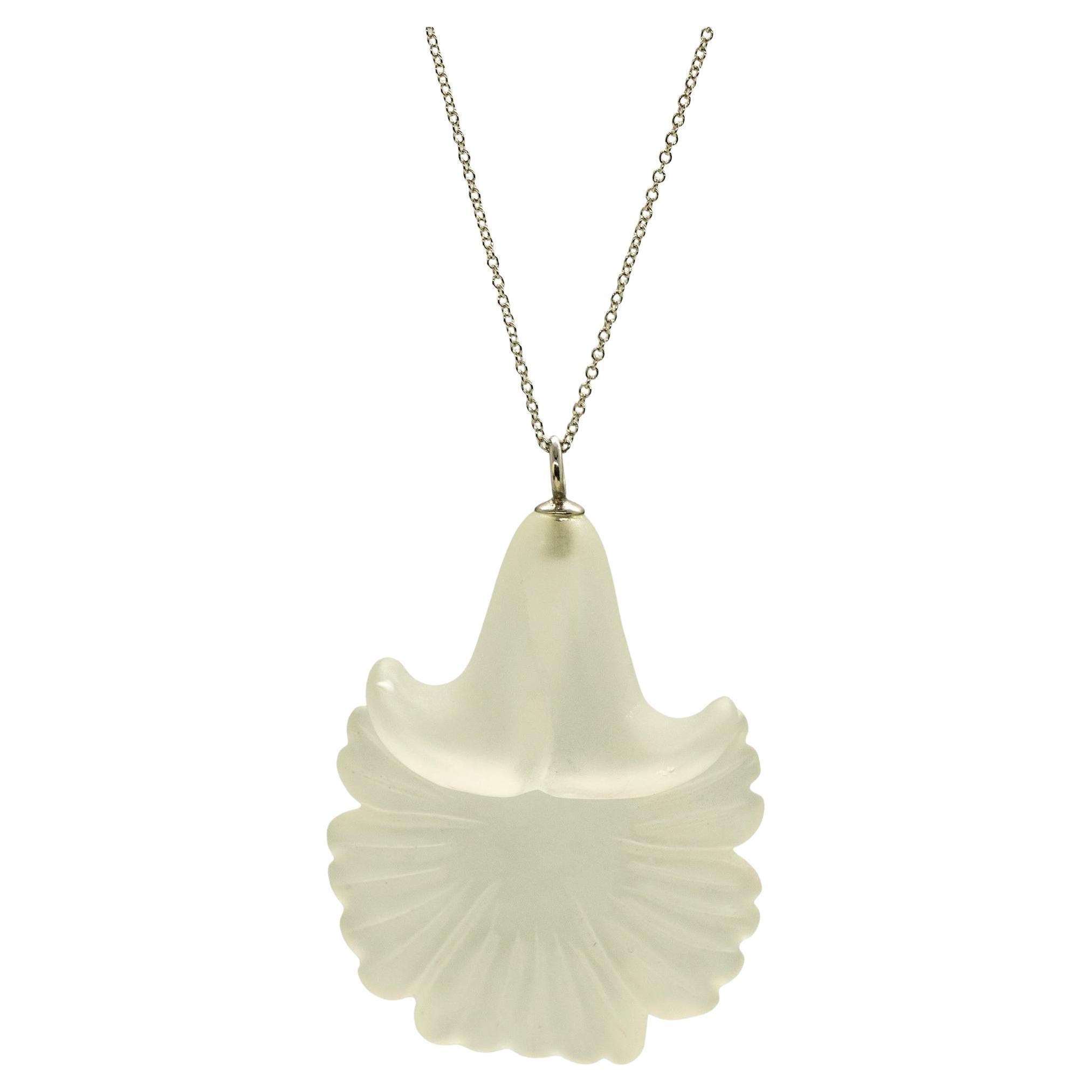 Collana con ciondolo in cristallo di rocca intagliato a forma di fiore in oro 18 carati Intini Jewels