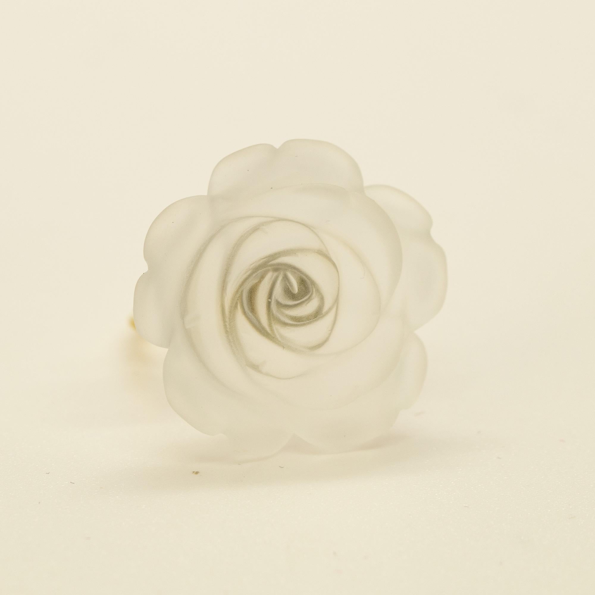 Des pétales sculptés qui évoquent le travail artisanal des bijoux traditionnels italiens, s'enroulent dans un look doux enrichi d'or jaune 18 carats manifestant le glamour et le goût exquis. 

Une sculpture unique mélangée à une monture en or jaune