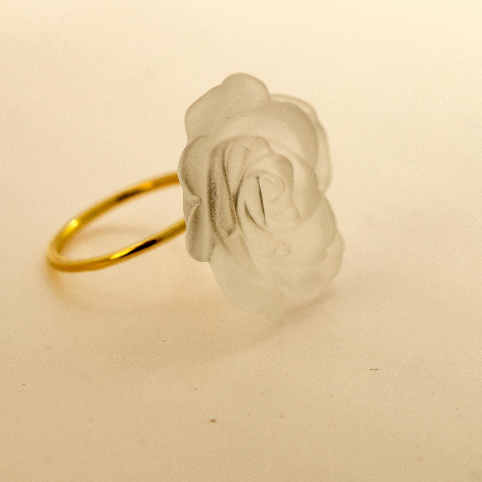 Art nouveau Bague cocktail déco en or jaune 18 carats avec fleur sculptée en cristal de roche Intini Jewels en vente