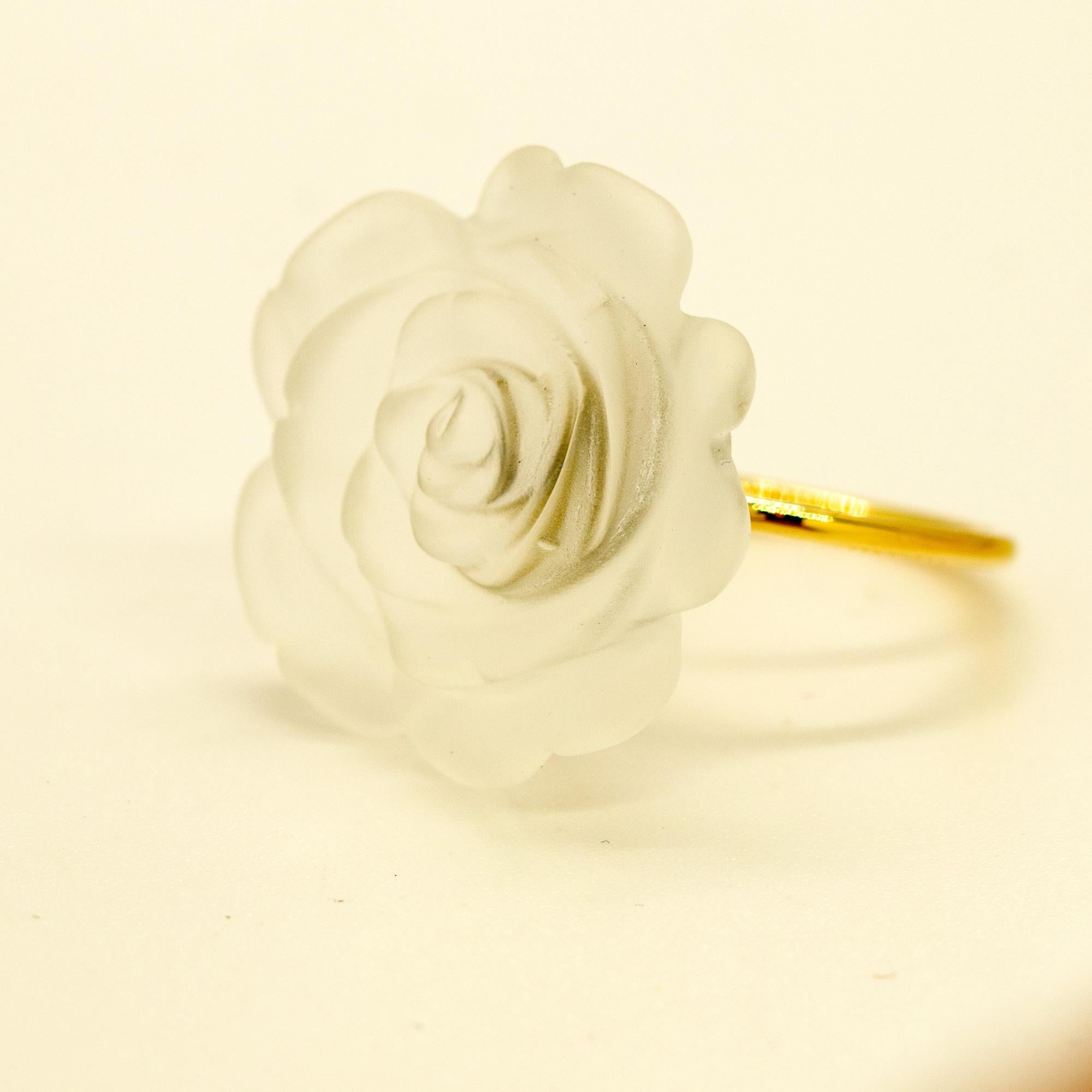 Taille mixte Bague cocktail déco en or jaune 18 carats avec fleur sculptée en cristal de roche Intini Jewels en vente